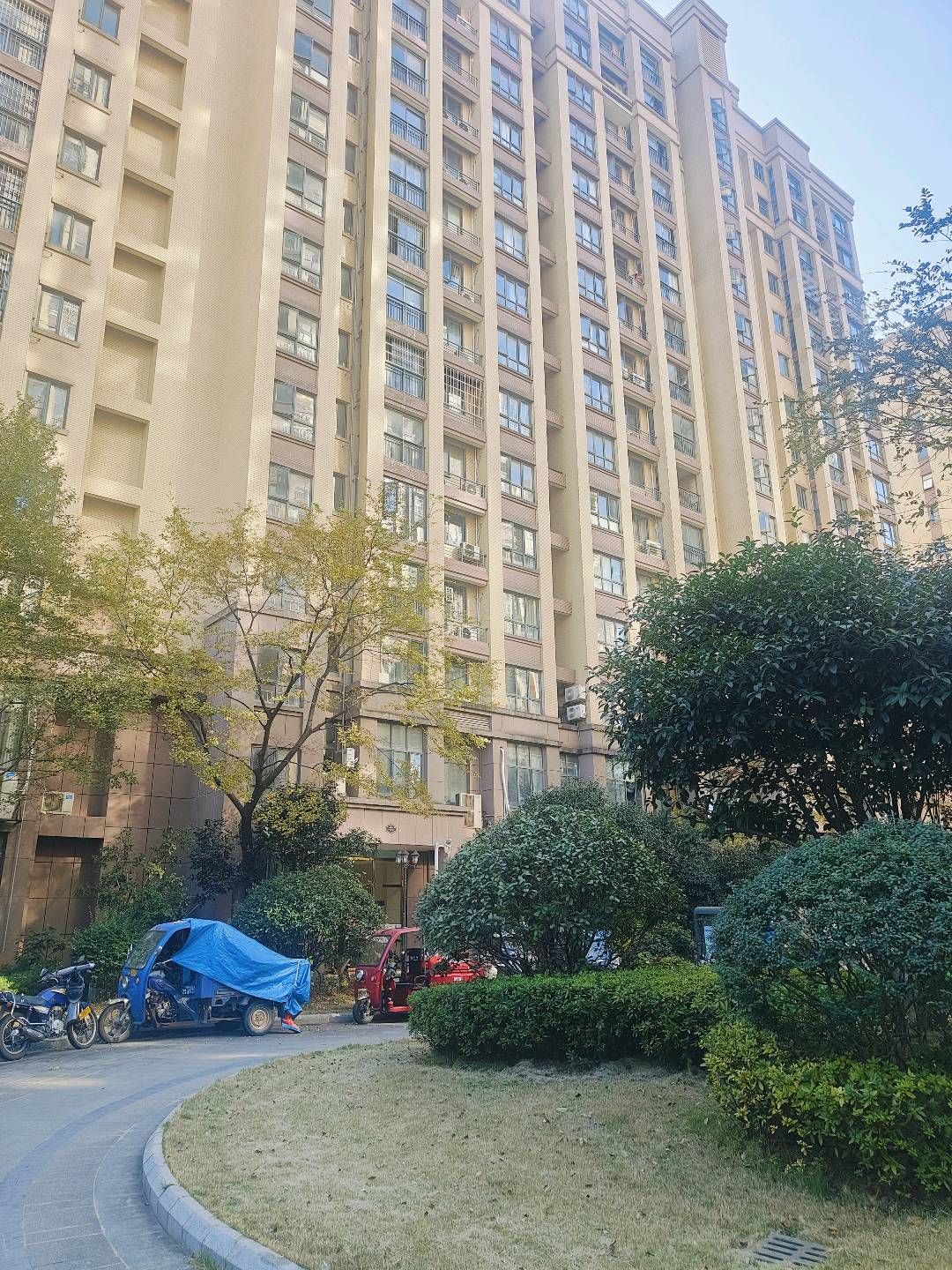 中央华景公园·113平·9成新·精装修55万·主干道一线·后门沙子岭公园