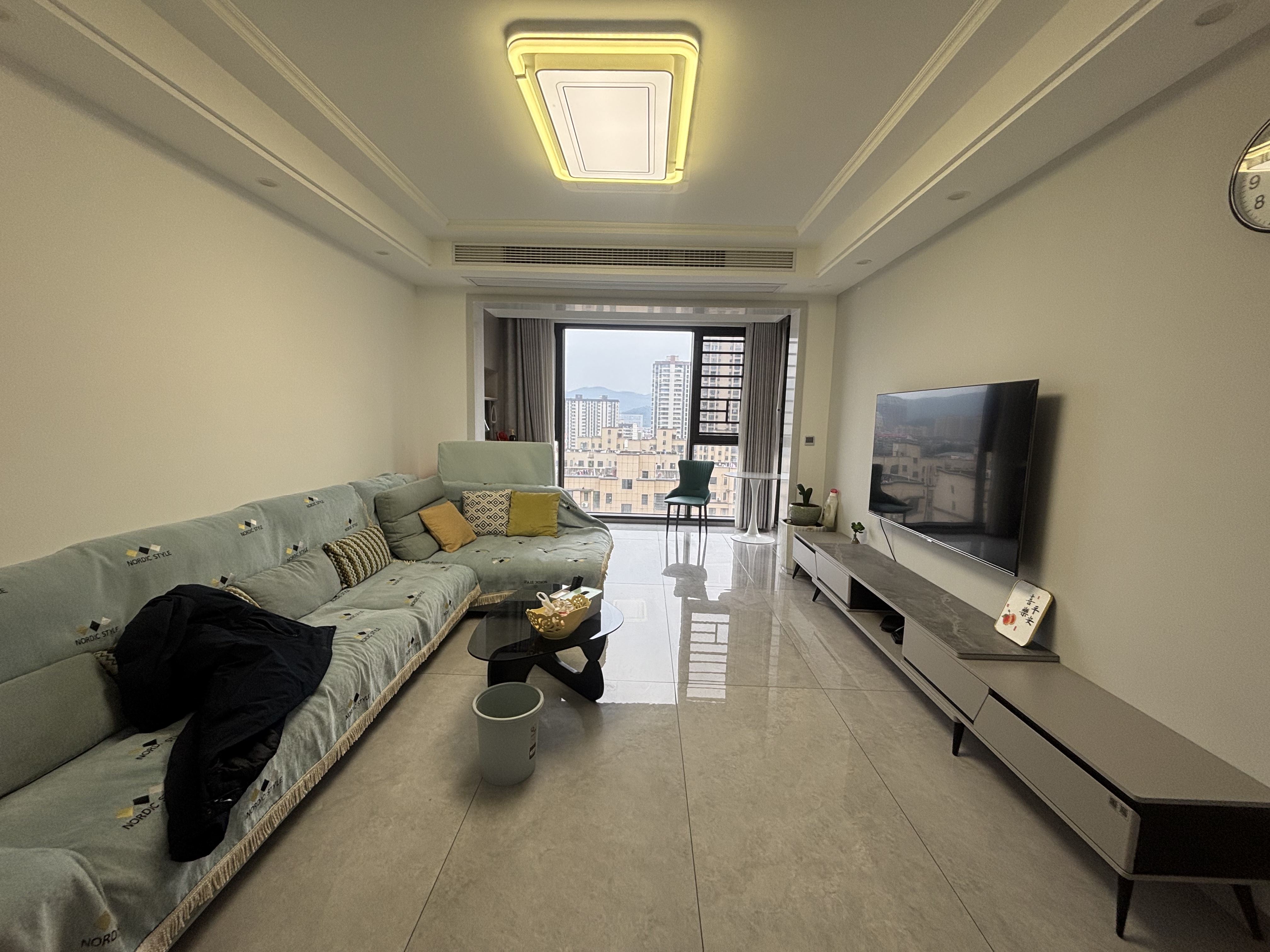 外国语对面同城上都精装修大三房，业主急售，看房方便，看房电话18307150819