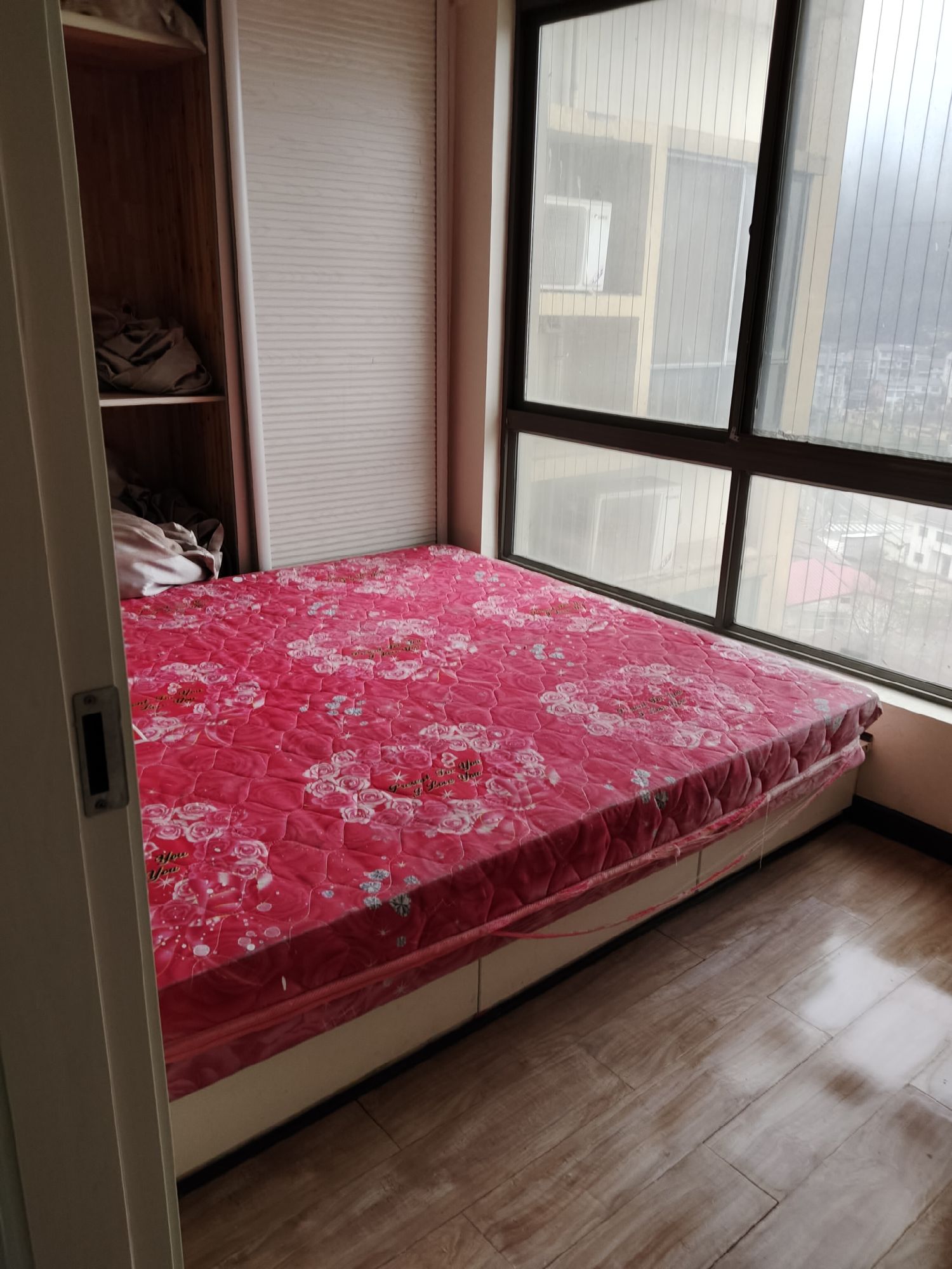 润园小区电梯房小三居室拎包入住1200/月