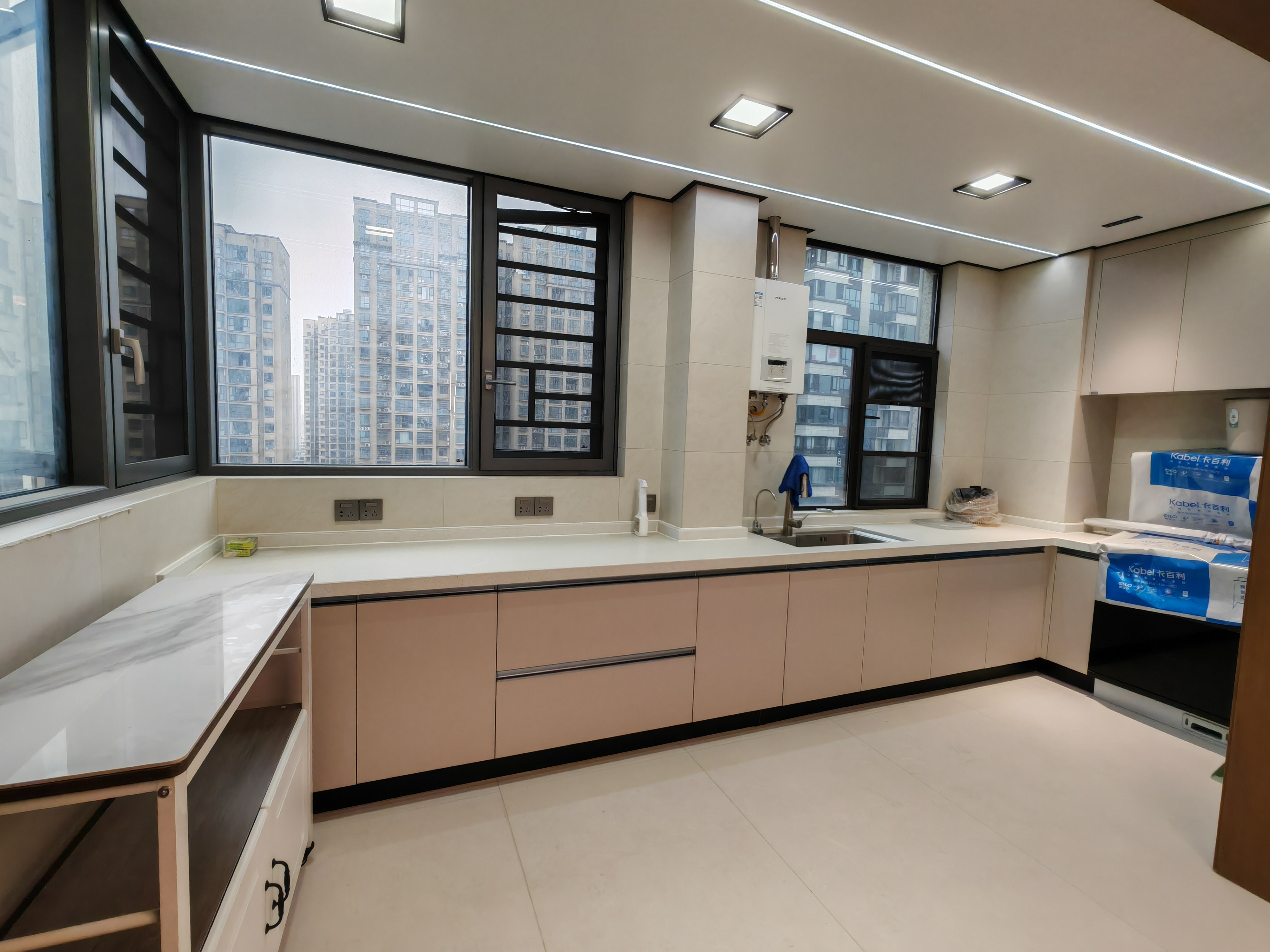 鹏成清华府专梯专户精装修大三室两厅两卫，南北通透户型看房方便，看房电话18307150819