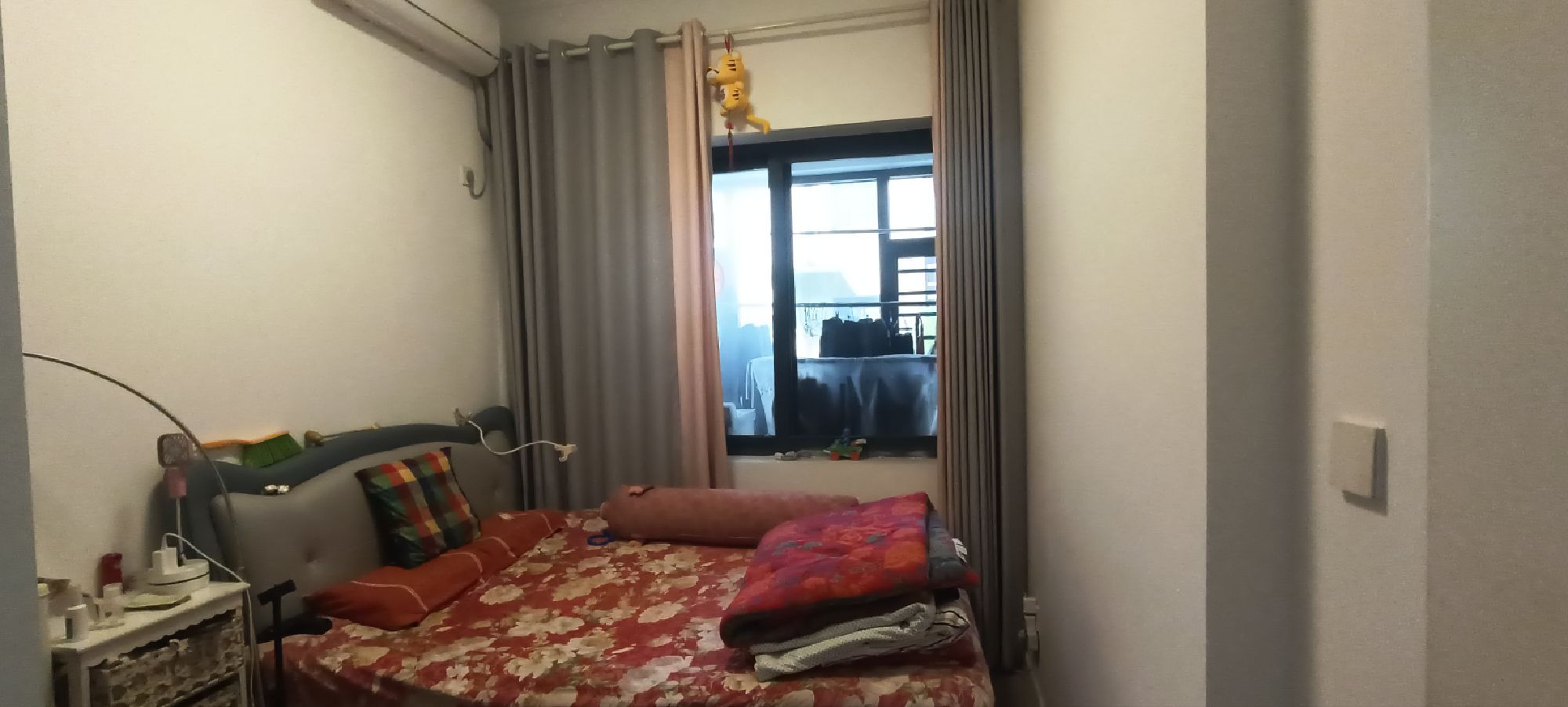 近水楼台带露台三室两厅精装修诚意出售