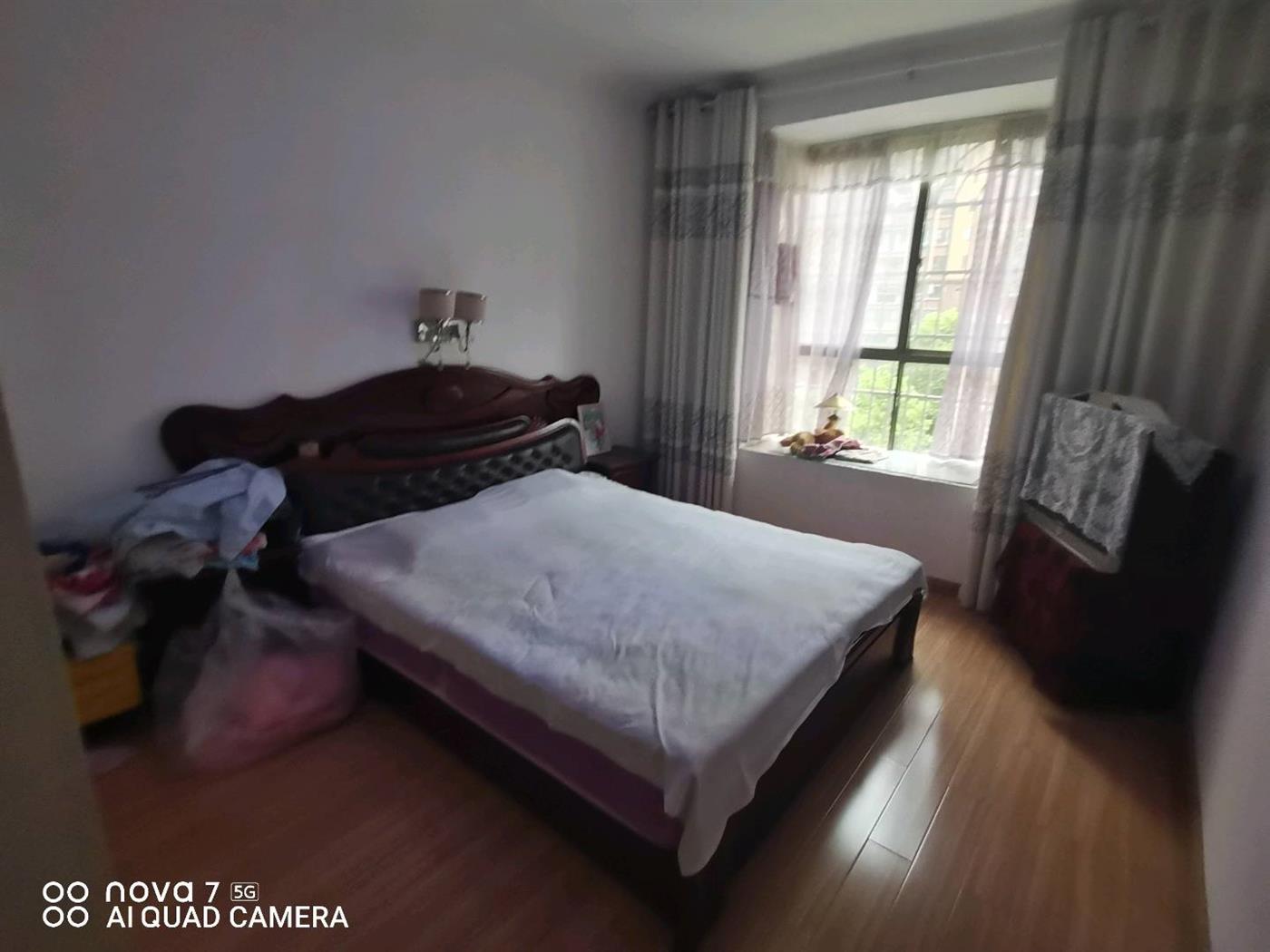 长城花园三室两厅两卫，134.33平，南北通透的户型，现价33万，看房有钥匙，看房电话18307150819