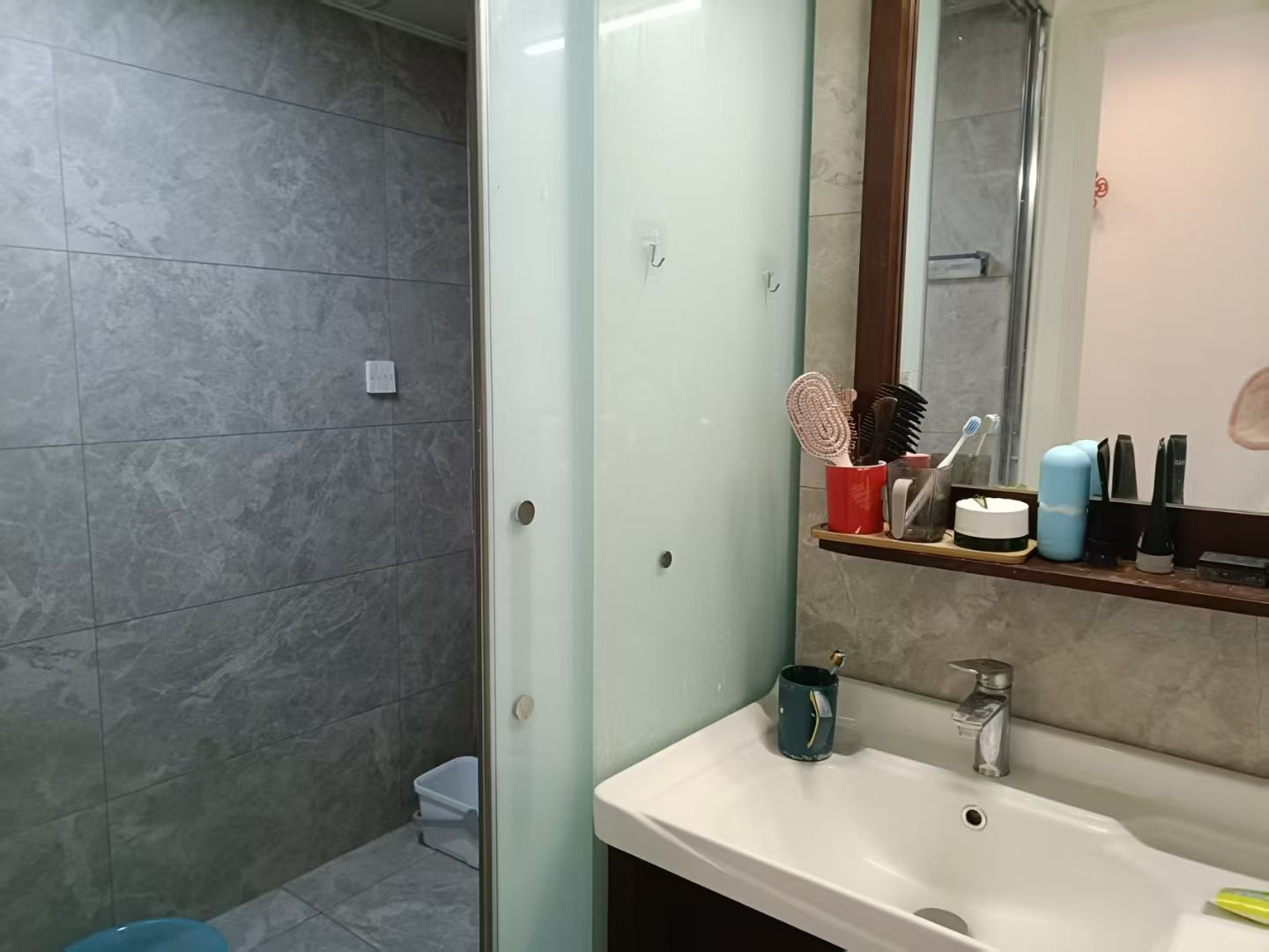 领秀城·134平方·三房两厅两位·带品牌家电家私出售：报价65万