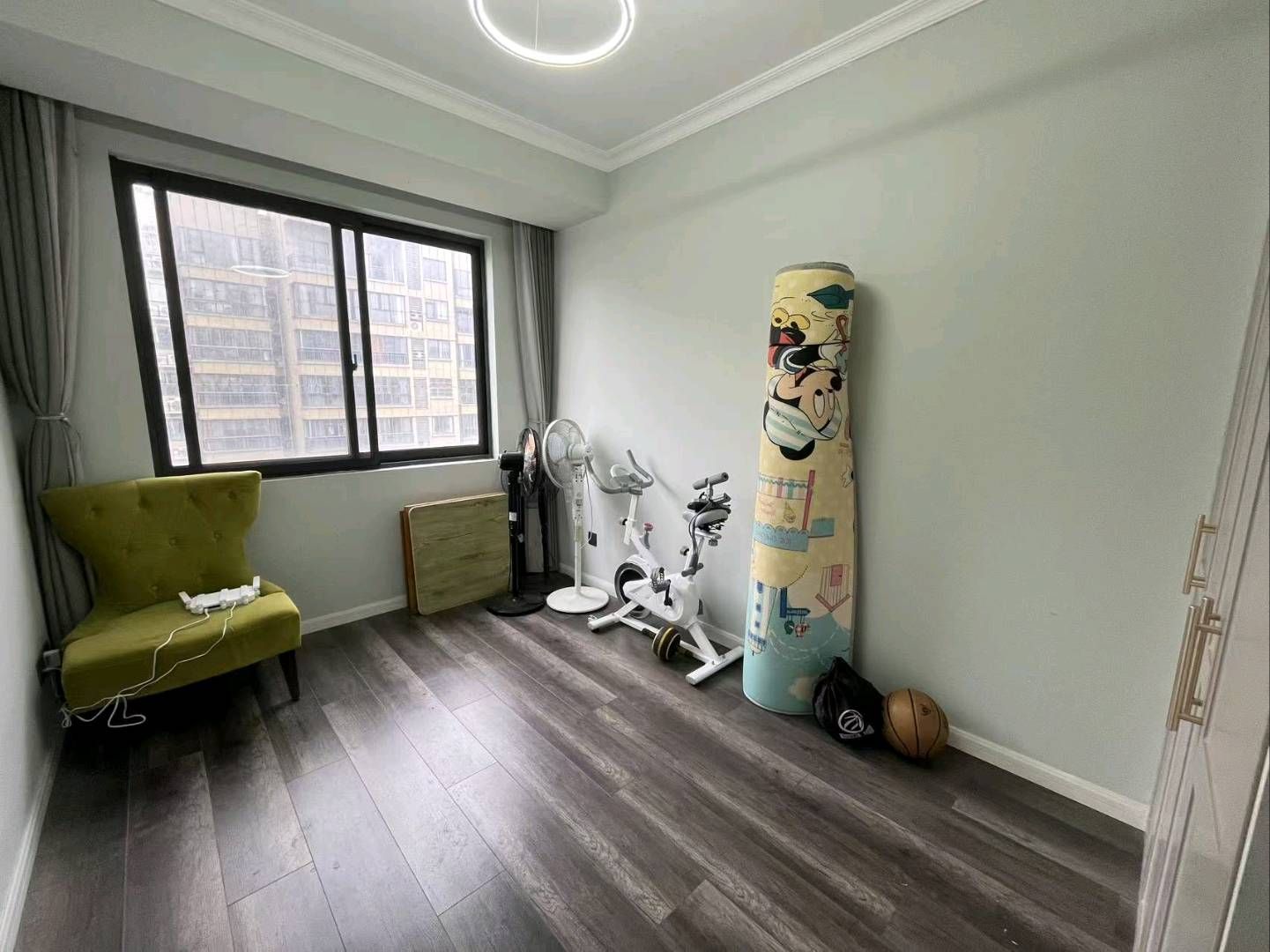 金鸡山·凤凰城·电梯房·地段好·全新装修·145平方报价65万