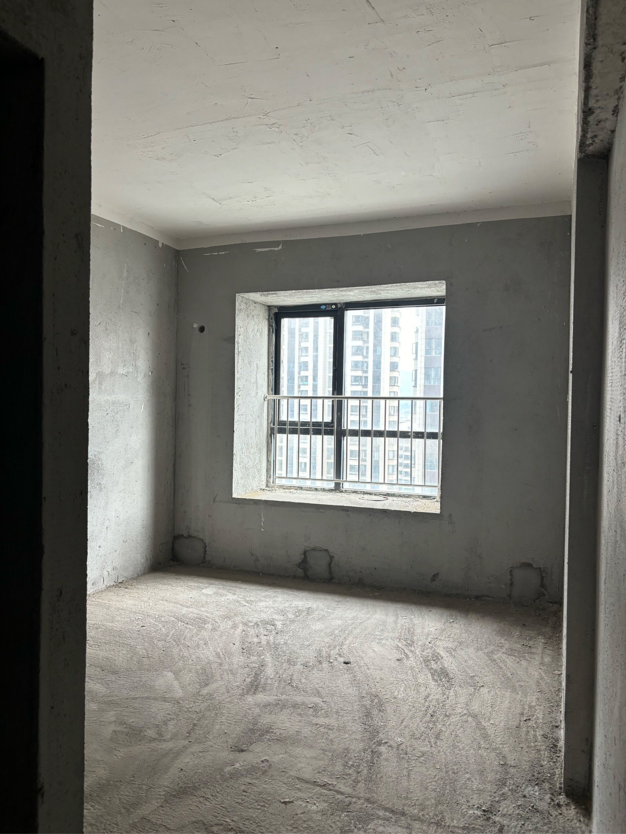 同城上都，3室2厅，毛坯房，价格美丽42万有钥匙。可以看房