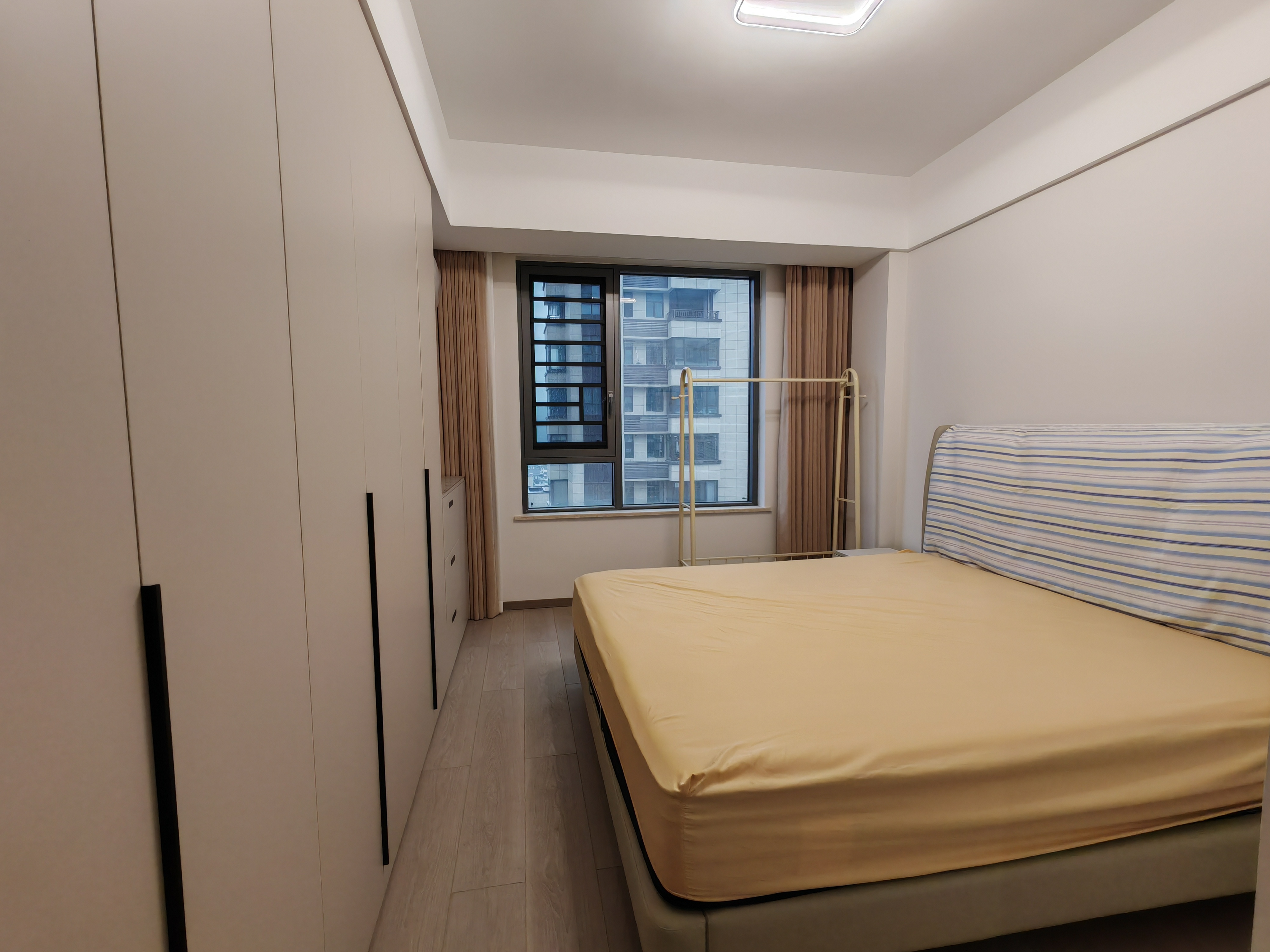 鹏成清华府专梯专户精装修大三室两厅两卫，南北通透户型看房方便，看房电话18307150819