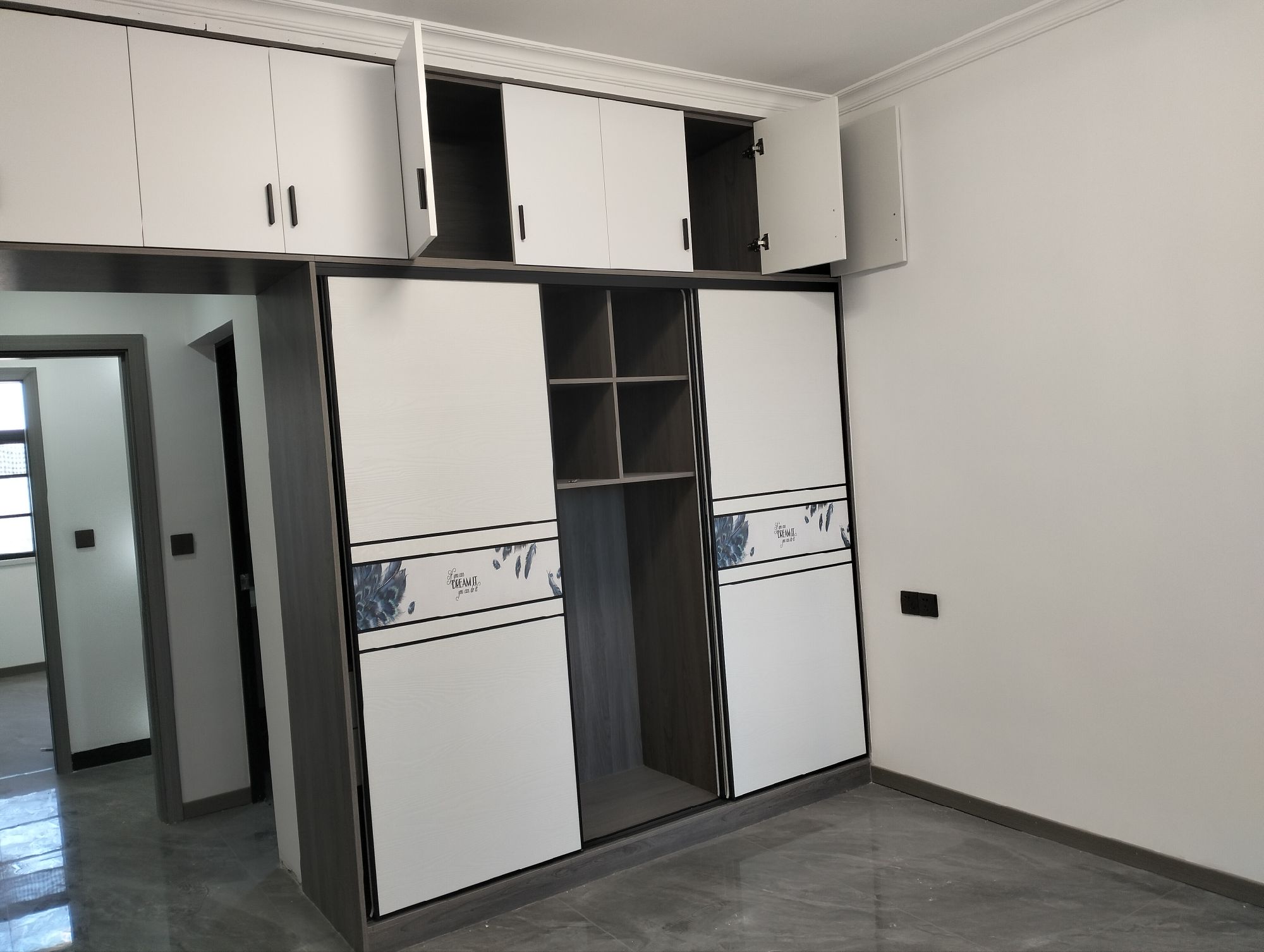 近水楼台·三房两厅·南北通透户型·全新装修一天未住售：65万