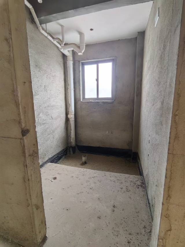 润园99平，可做3室，带地下车位一个，户子是边户，南北双阳台，售价35个，看房有钥匙15571531963