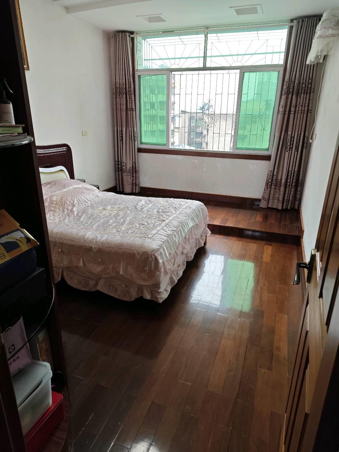 国贸附近种子公司楼梯房，三室两厅一卫，109平，19.8万，看房电话18307150819