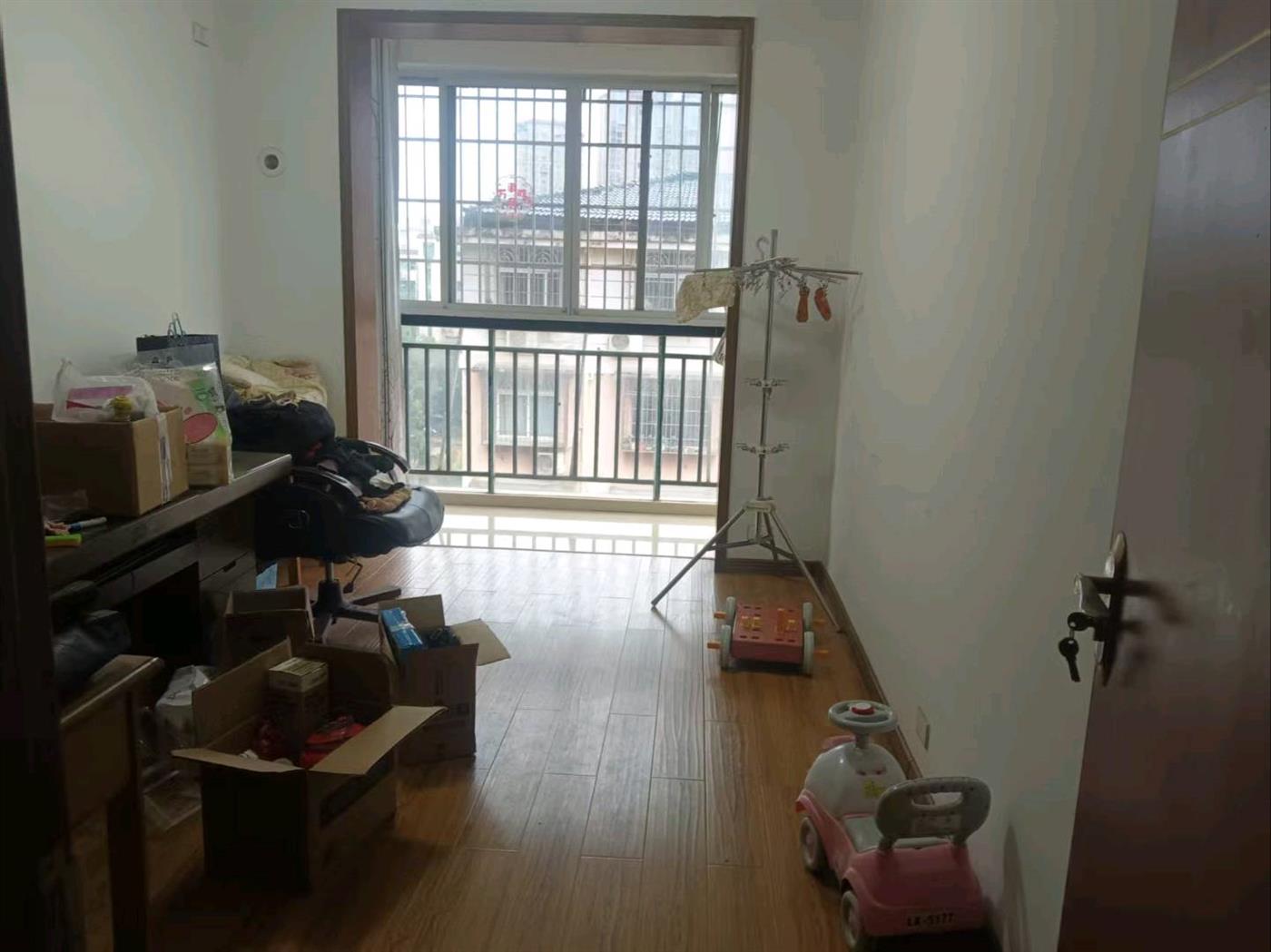 长城花园楼梯房，四室两厅两卫，165平，证件齐全，36.8万，看房电话18307150819