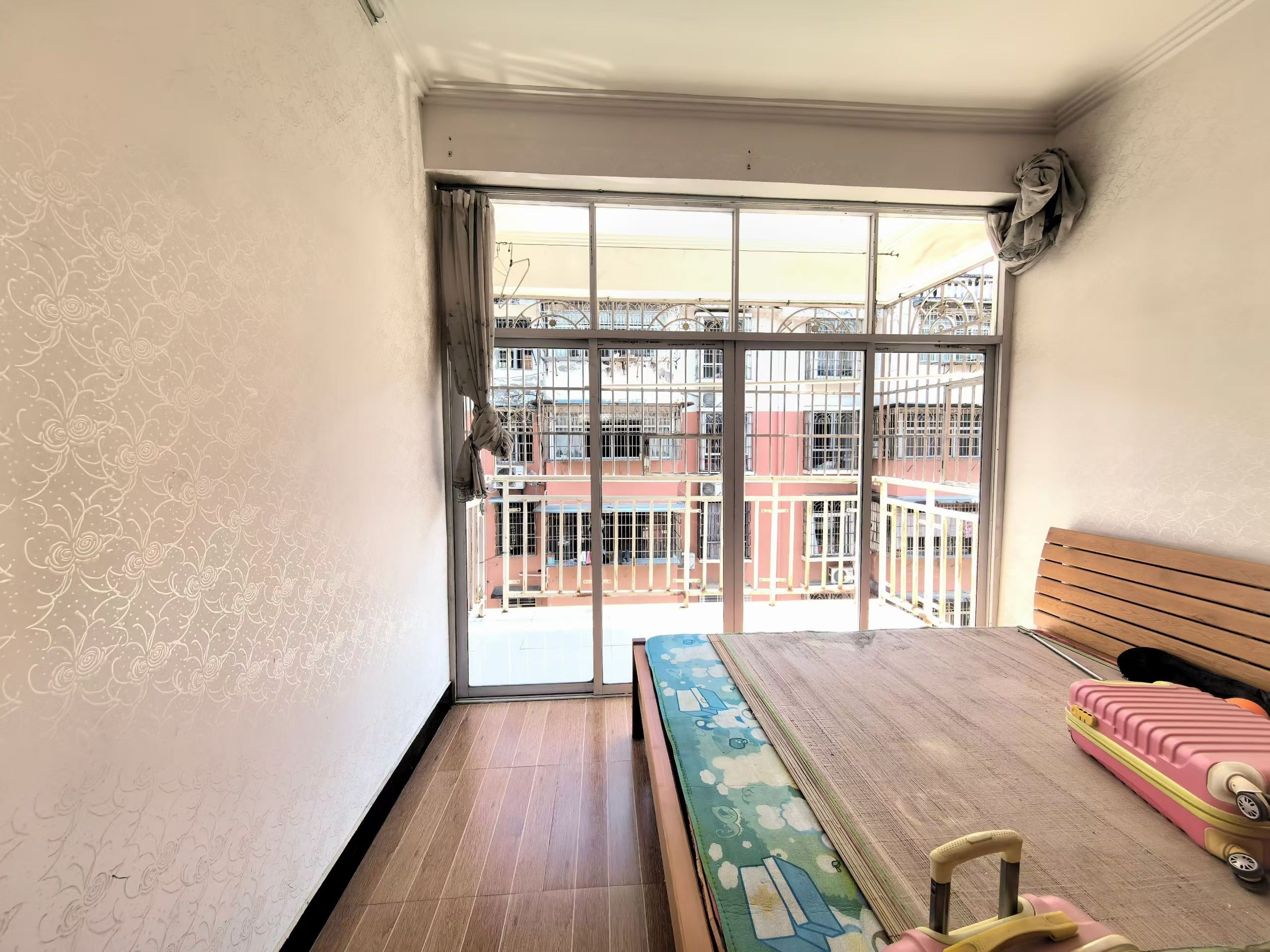 新街口摩托车市场3楼，3房，1200一个月，诚意出租，看房电话18307150819