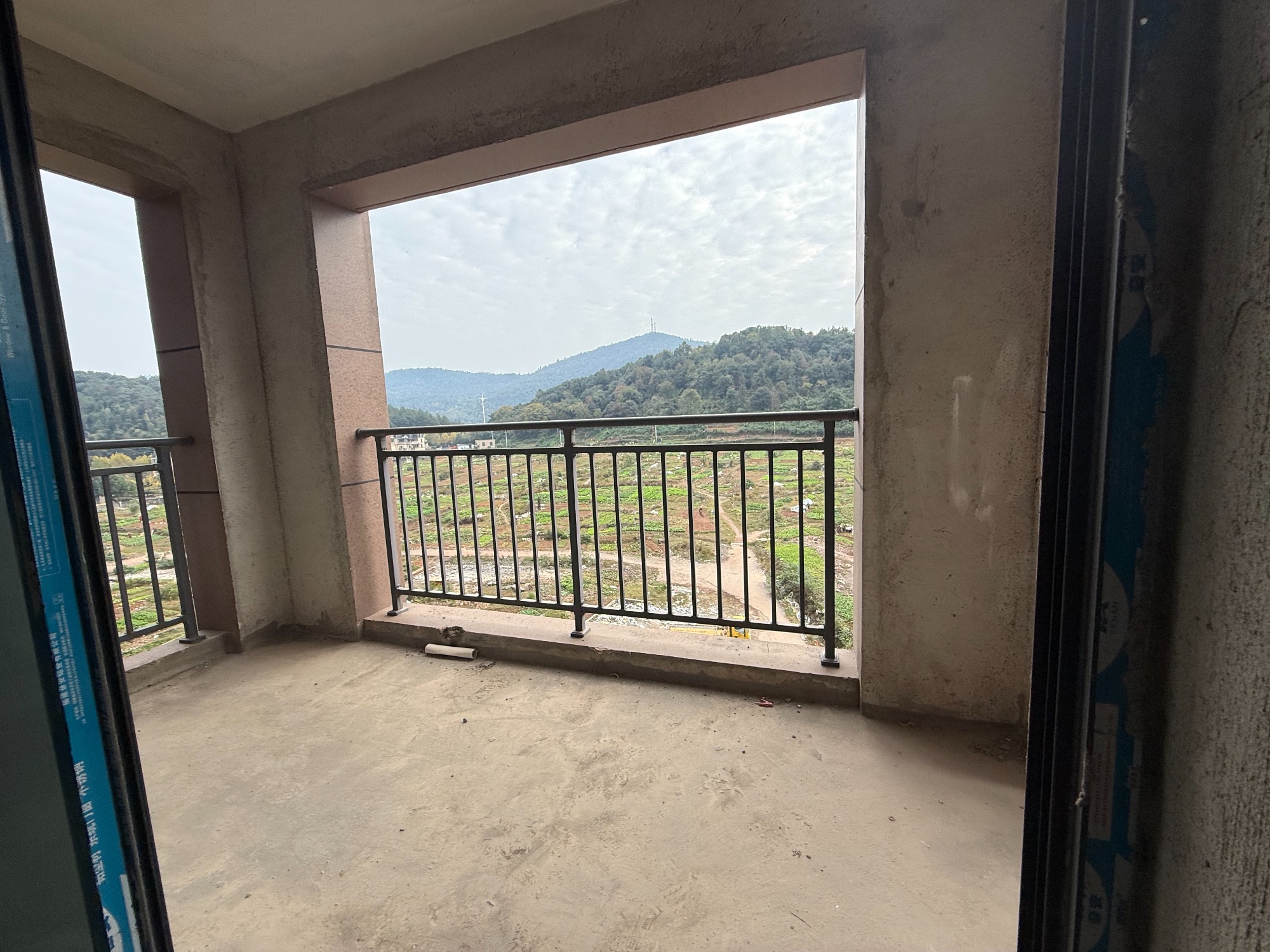 赤壁印象·三号公馆·124平全新毛坯40万·新证