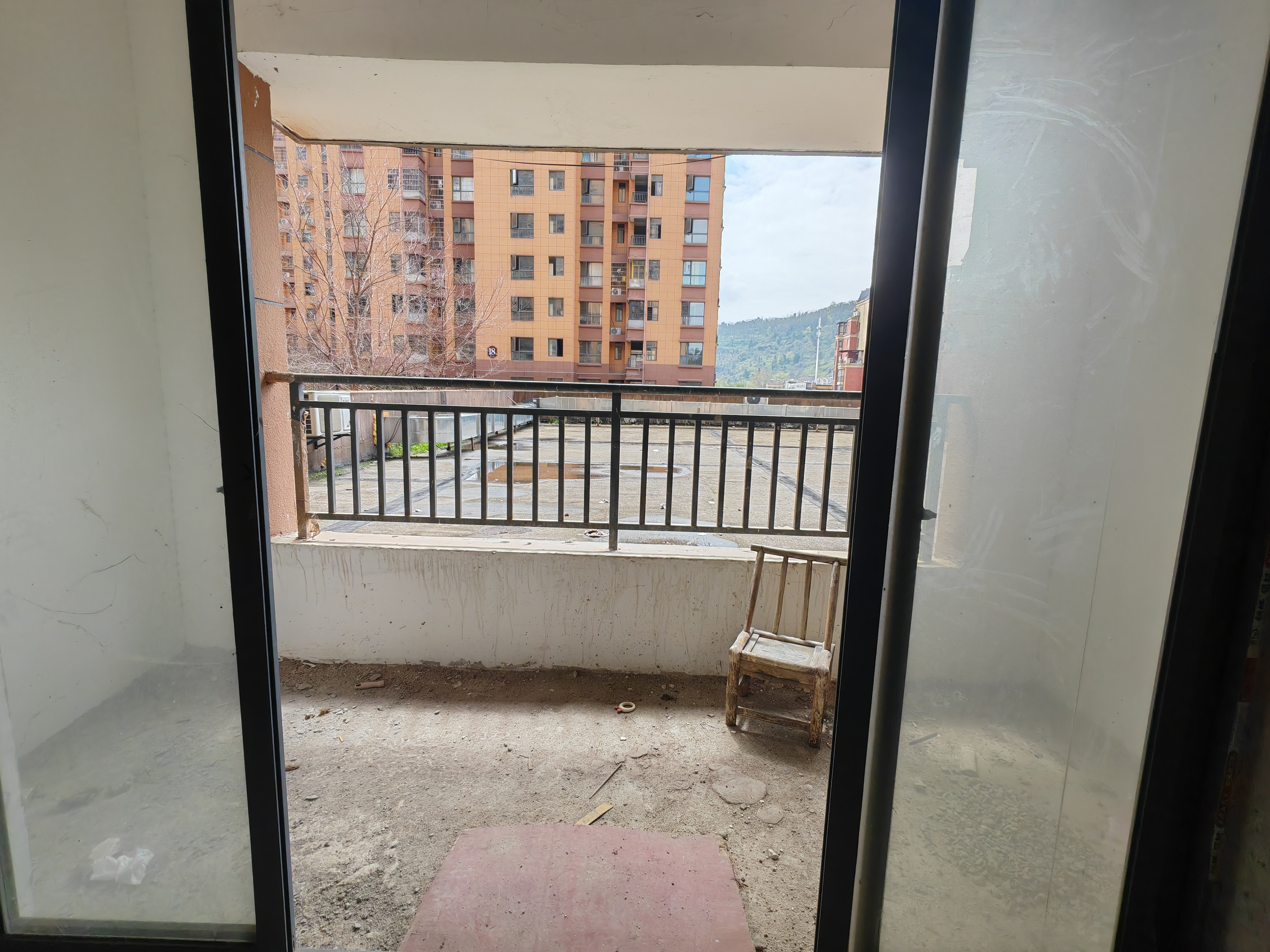 鹏成新都会带两个超大平台，四室两厅两卫，49万，急售，证件齐全，看房电话18307150819