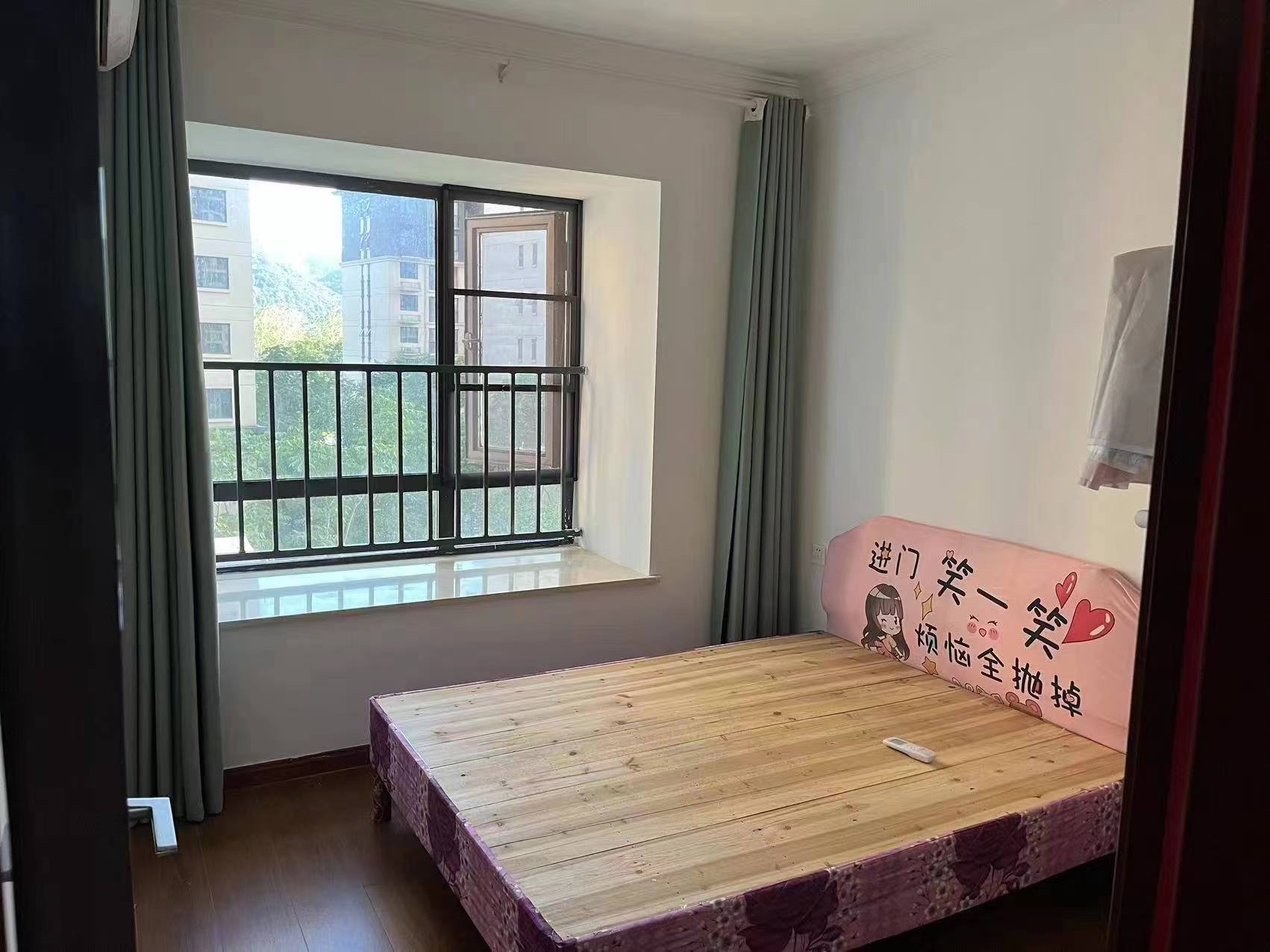 秀蘭御府·精裝修三房·干凈整潔·拎包入住·租1300/月