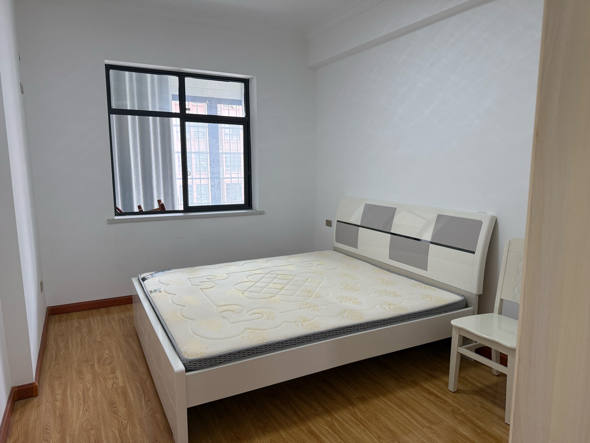 圣榮家苑·精裝修三房·可以拎包入住租1600/月