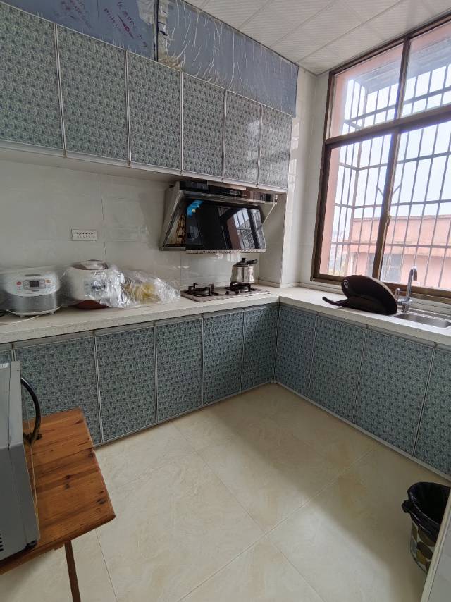 石油公司。131平，带一楼车库出售。证件满二