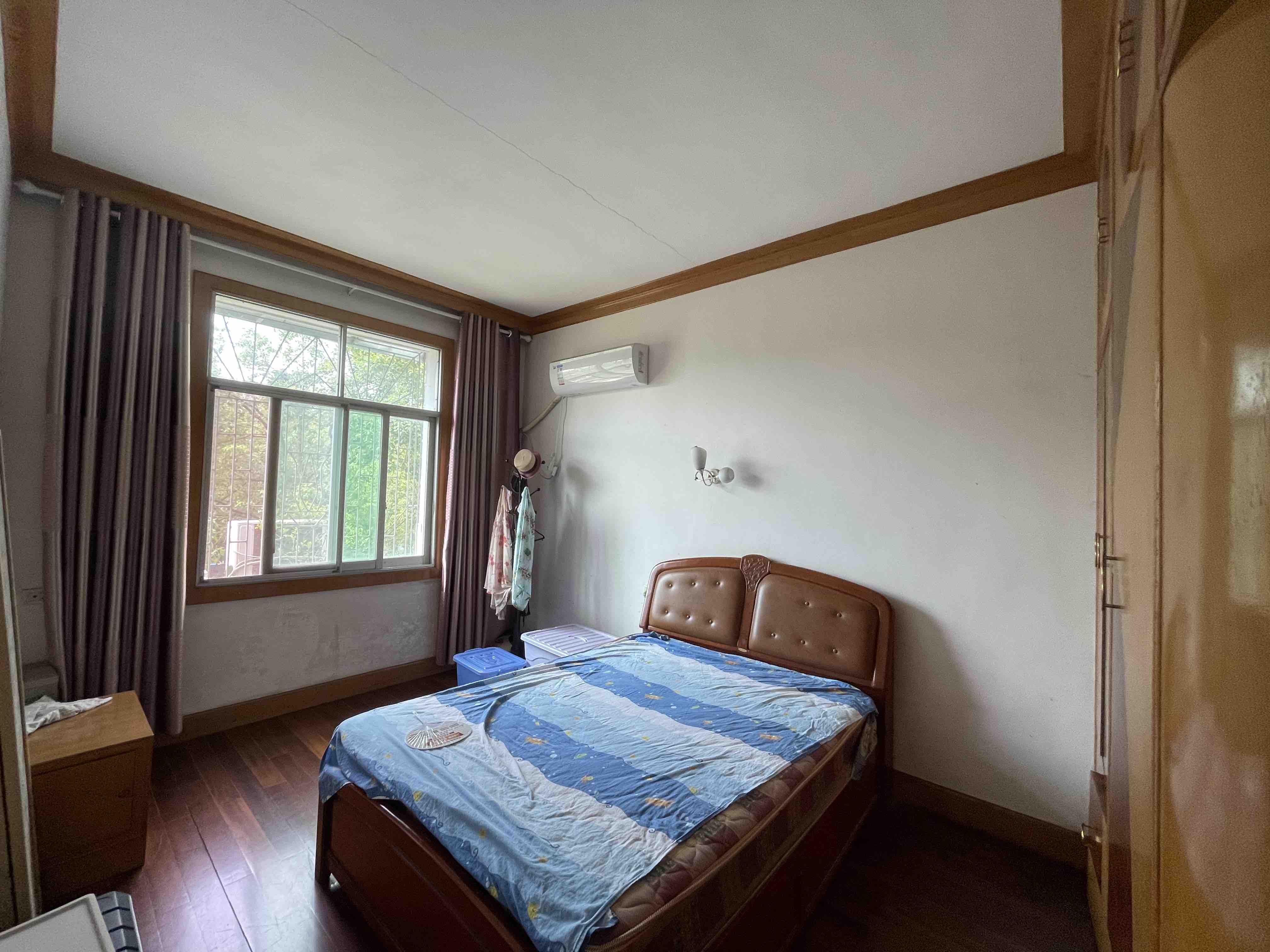 龙翔小区·108平方·步梯二楼报价：32万