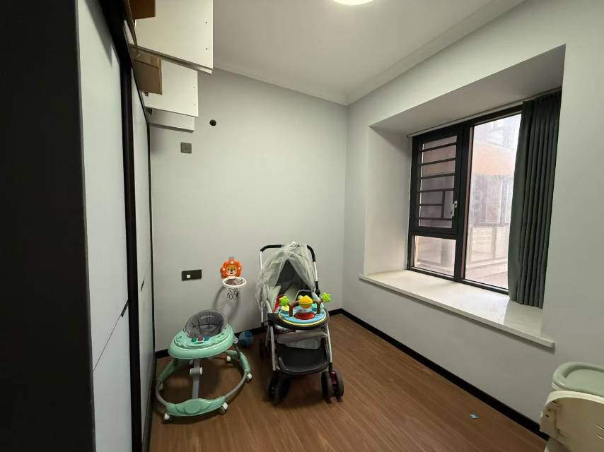 全新装修，116平朝南户型，带大阳台，证满二银行无欠款，报价59万