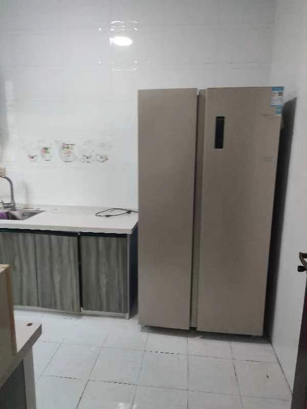 人民医院对面·四楼·一套三室两厅·房屋出租1300/月