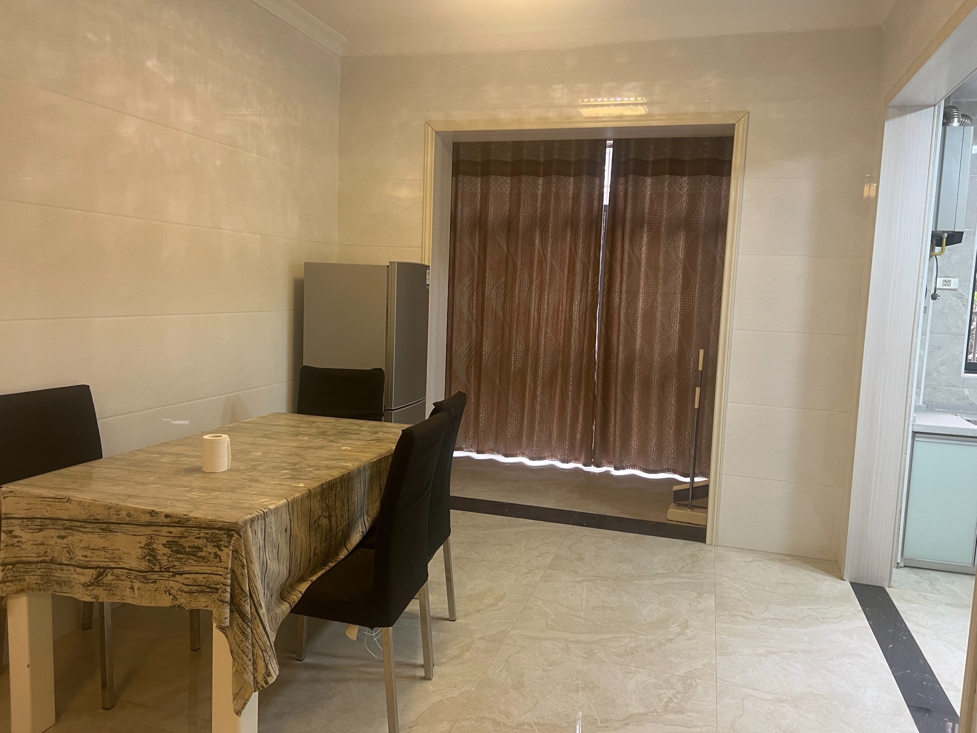 福星花园·步梯二楼·温馨大三室·出租1800/月