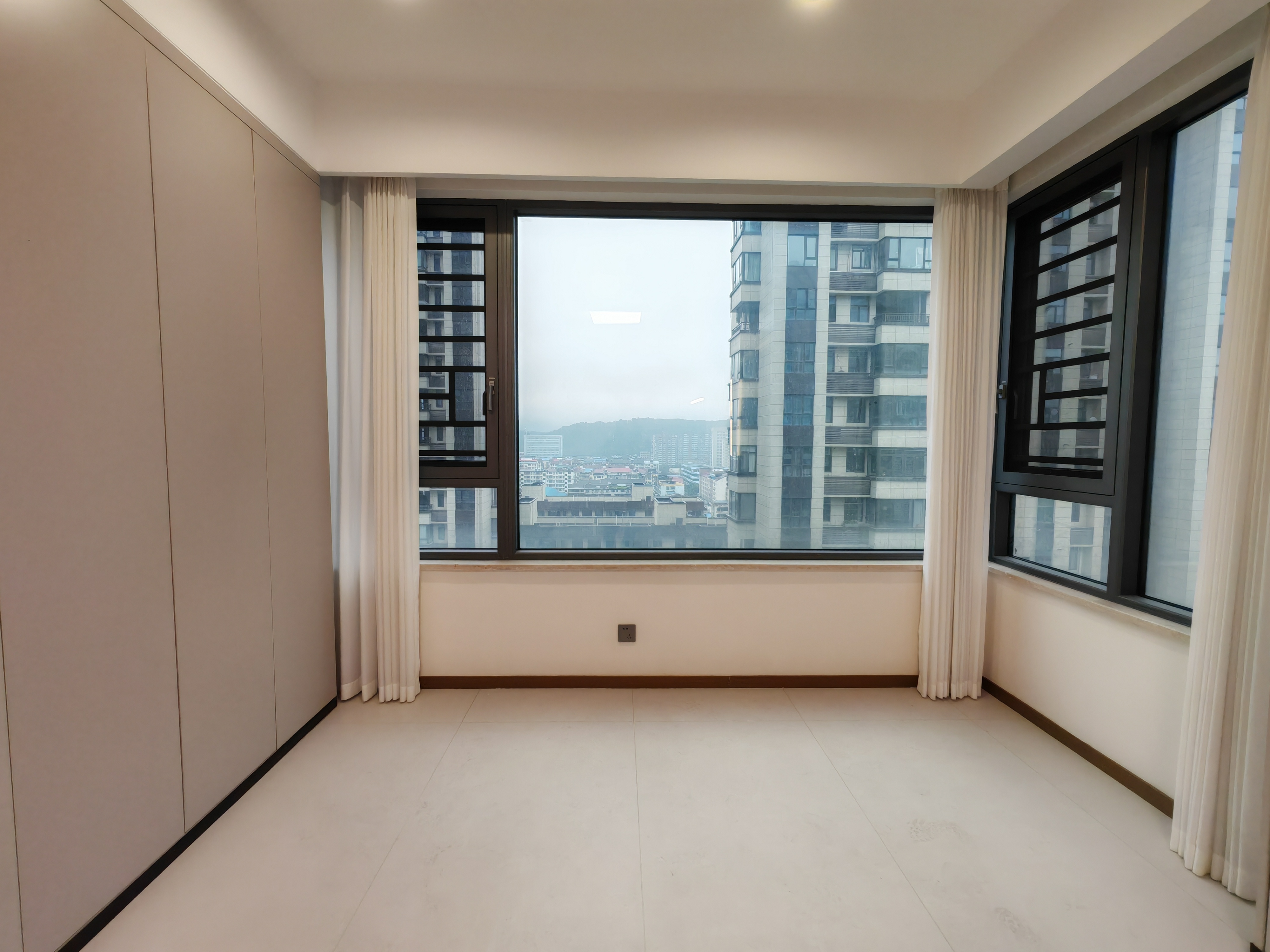 鹏成清华府专梯专户精装修大三室两厅两卫，南北通透户型看房方便，看房电话18307150819