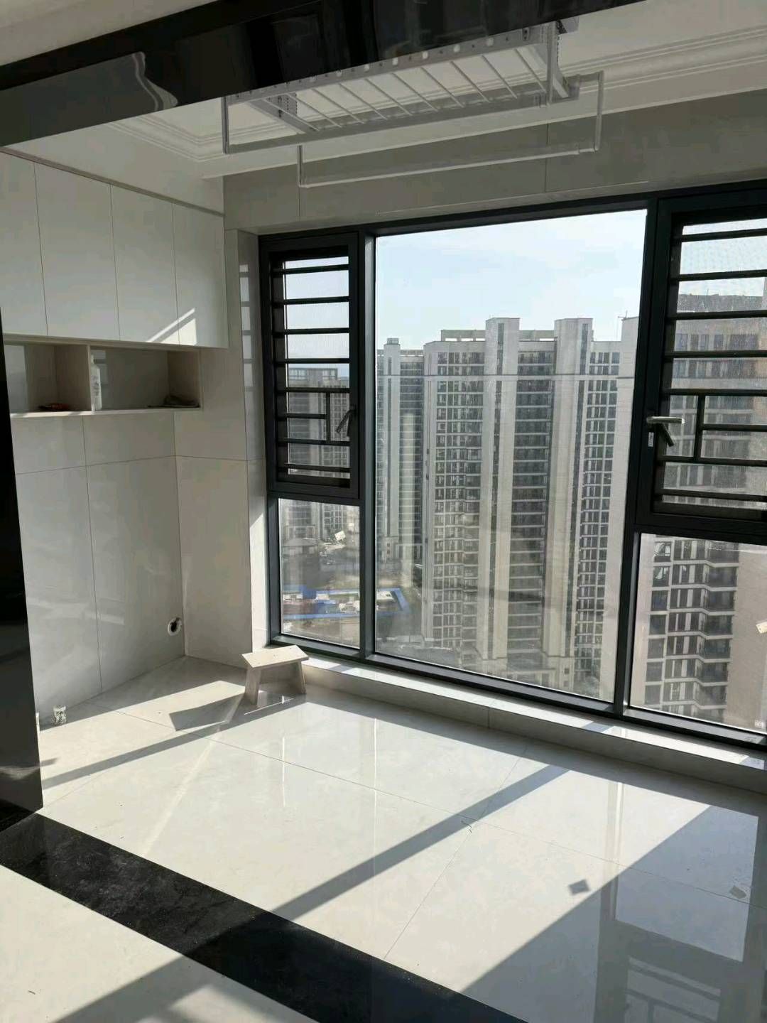 憬泓佳苑·装修自住房·初次出租1600/月·东西可配