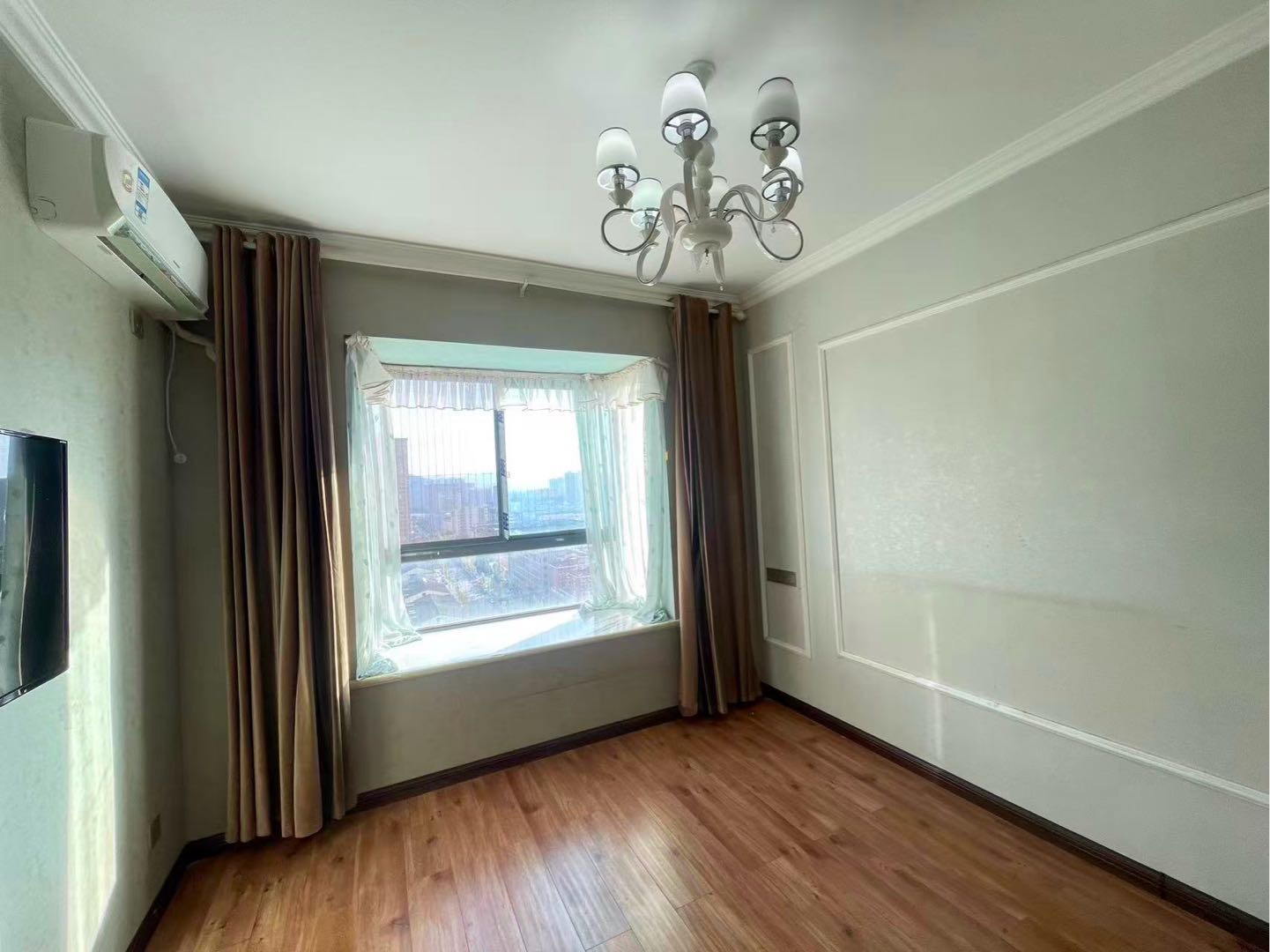 铜锣湾·北站对面·98平·小三居室39.8万·证齐精装修