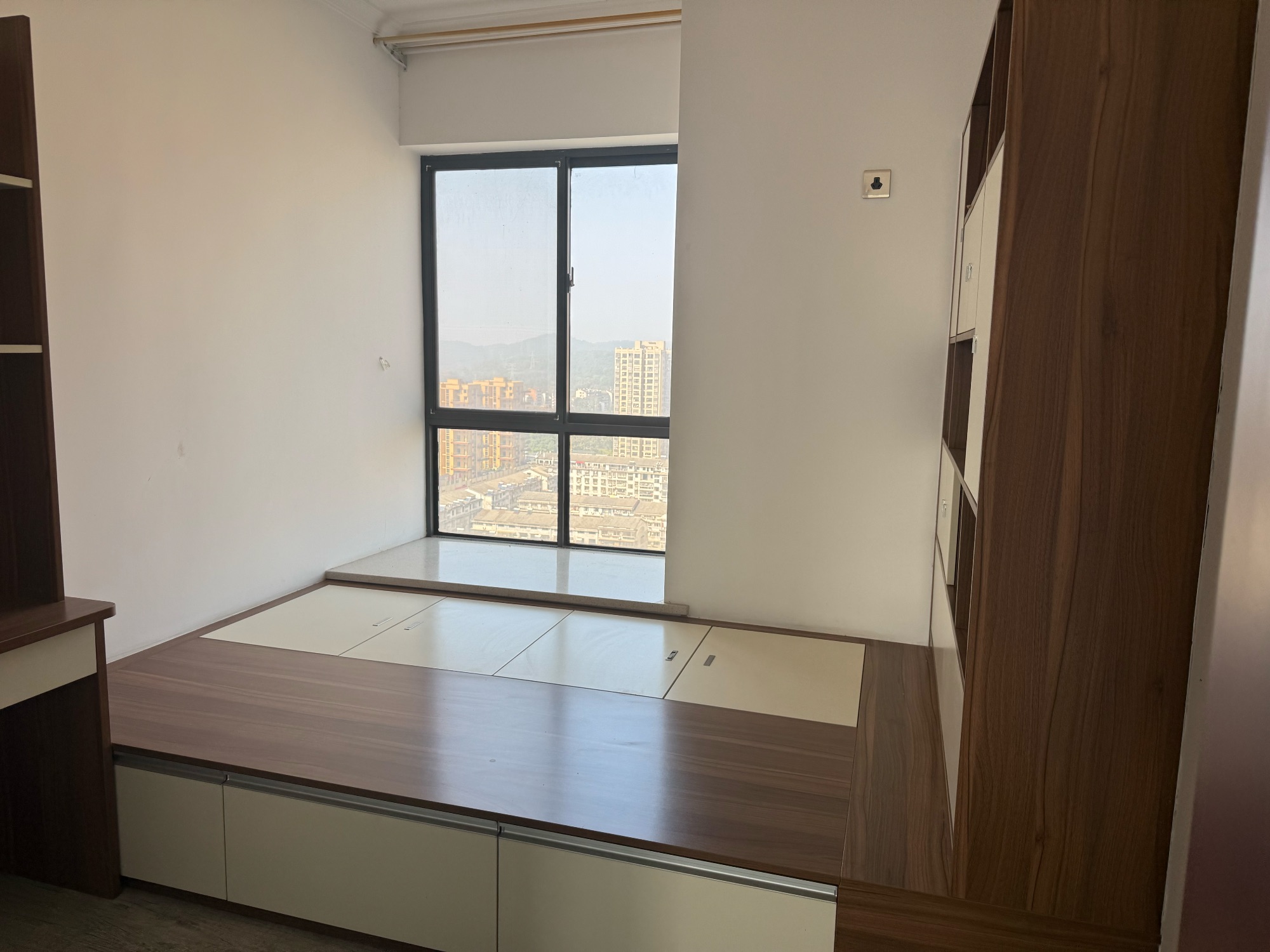 丰业盛世·四室两厅·精装修·好地段·出租2200/月