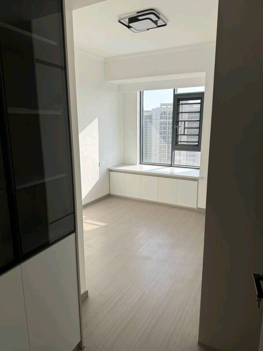 憬泓佳苑·装修自住房·初次出租1600/月·东西可配