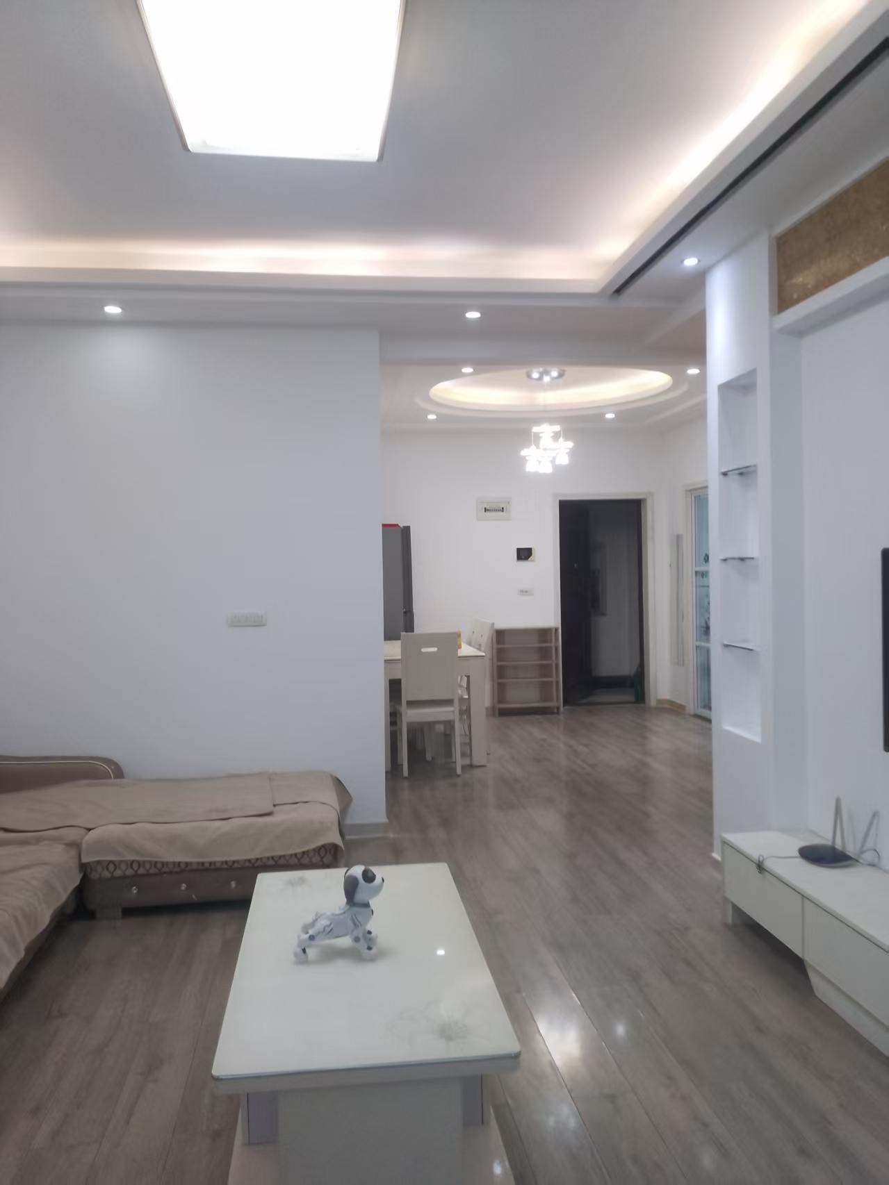 威泰国际·电梯房·干净整洁·两居室出租1200/月