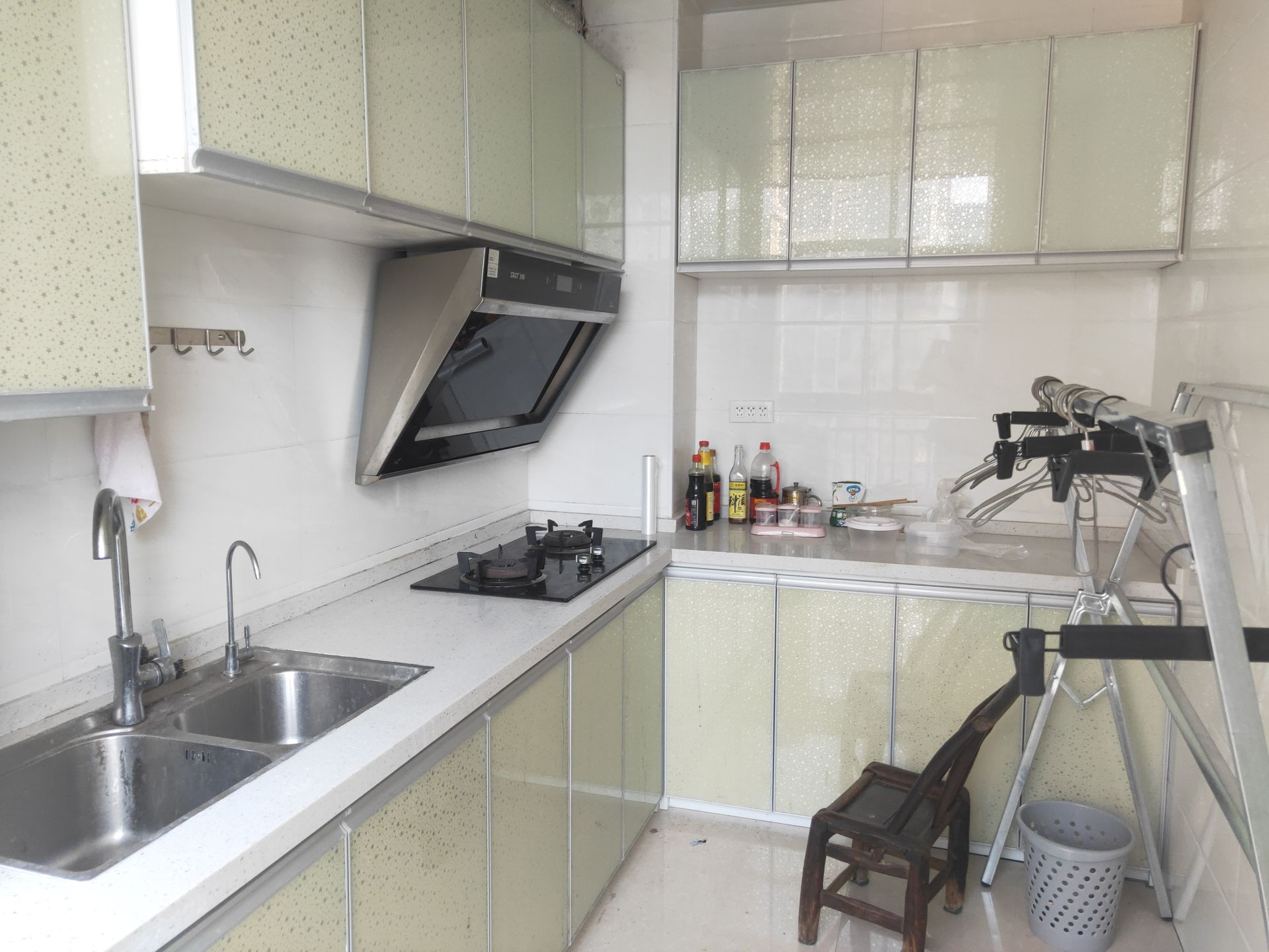 郡都小区·干净整洁·电梯两房两厅·出租1300/月