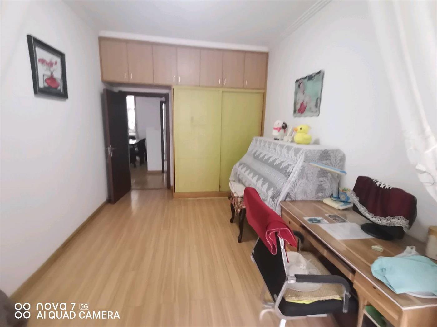 长城花园三室两厅两卫，134.33平，南北通透的户型，现价33万，看房有钥匙，看房电话18307150819