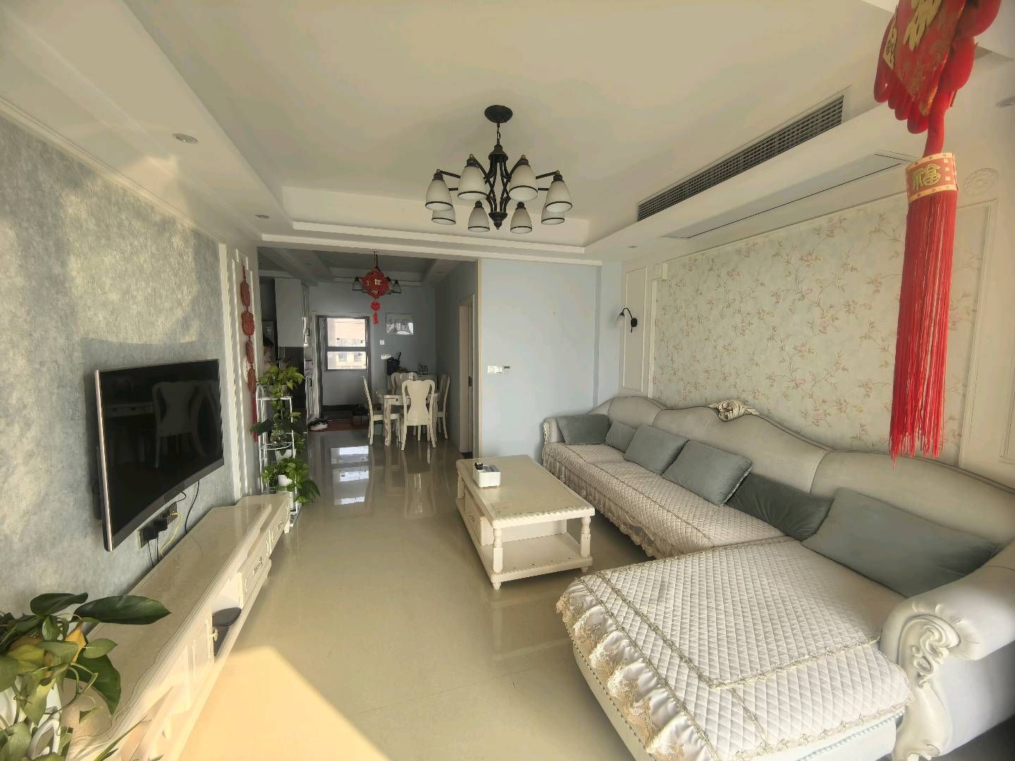 银轮新世界·精装修三室两厅·出租2000/月