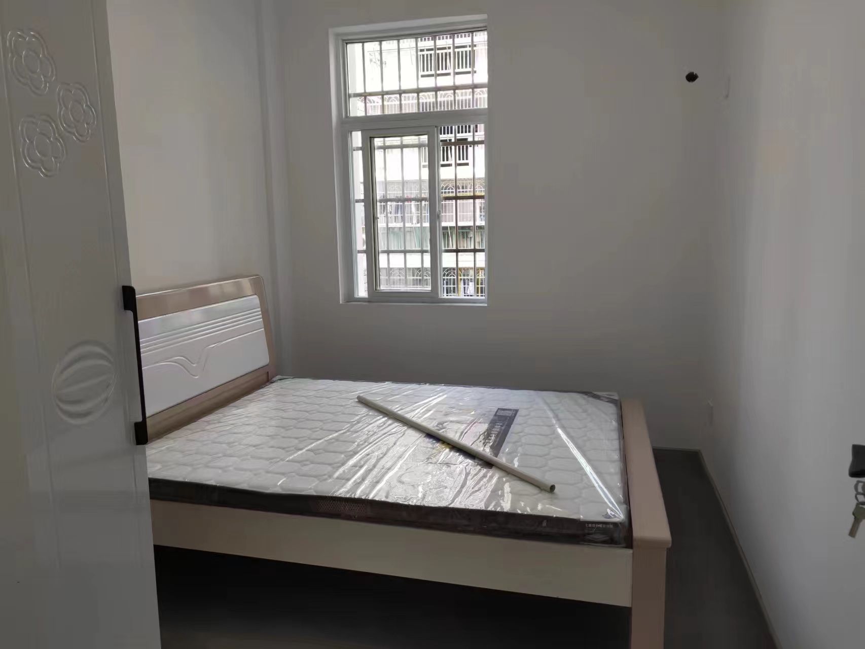 新一中对面·步梯二楼·新房子·初次出租1500/月