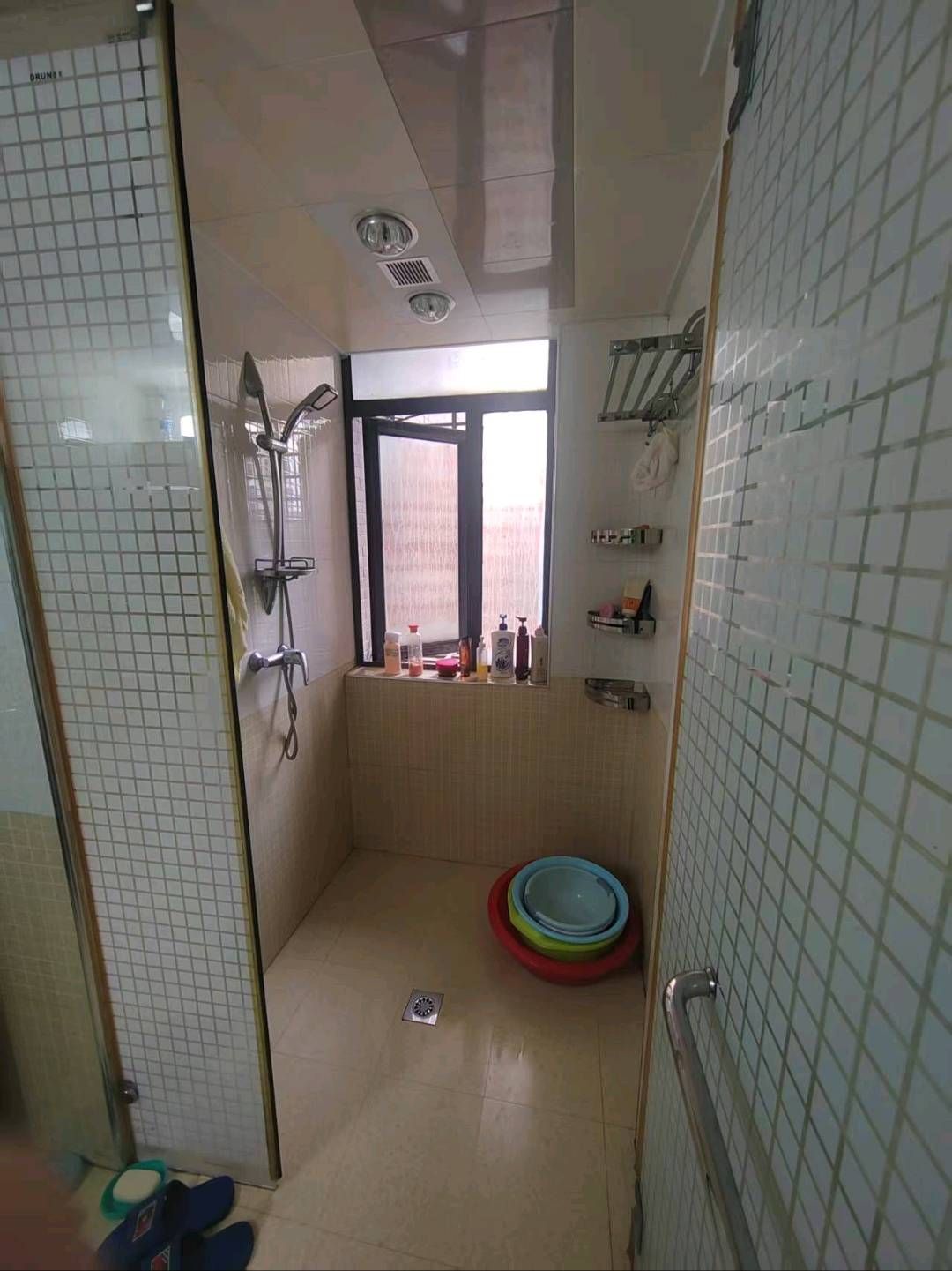 郡都小区小高层电梯·精装修三居室·诚意出租1400/月