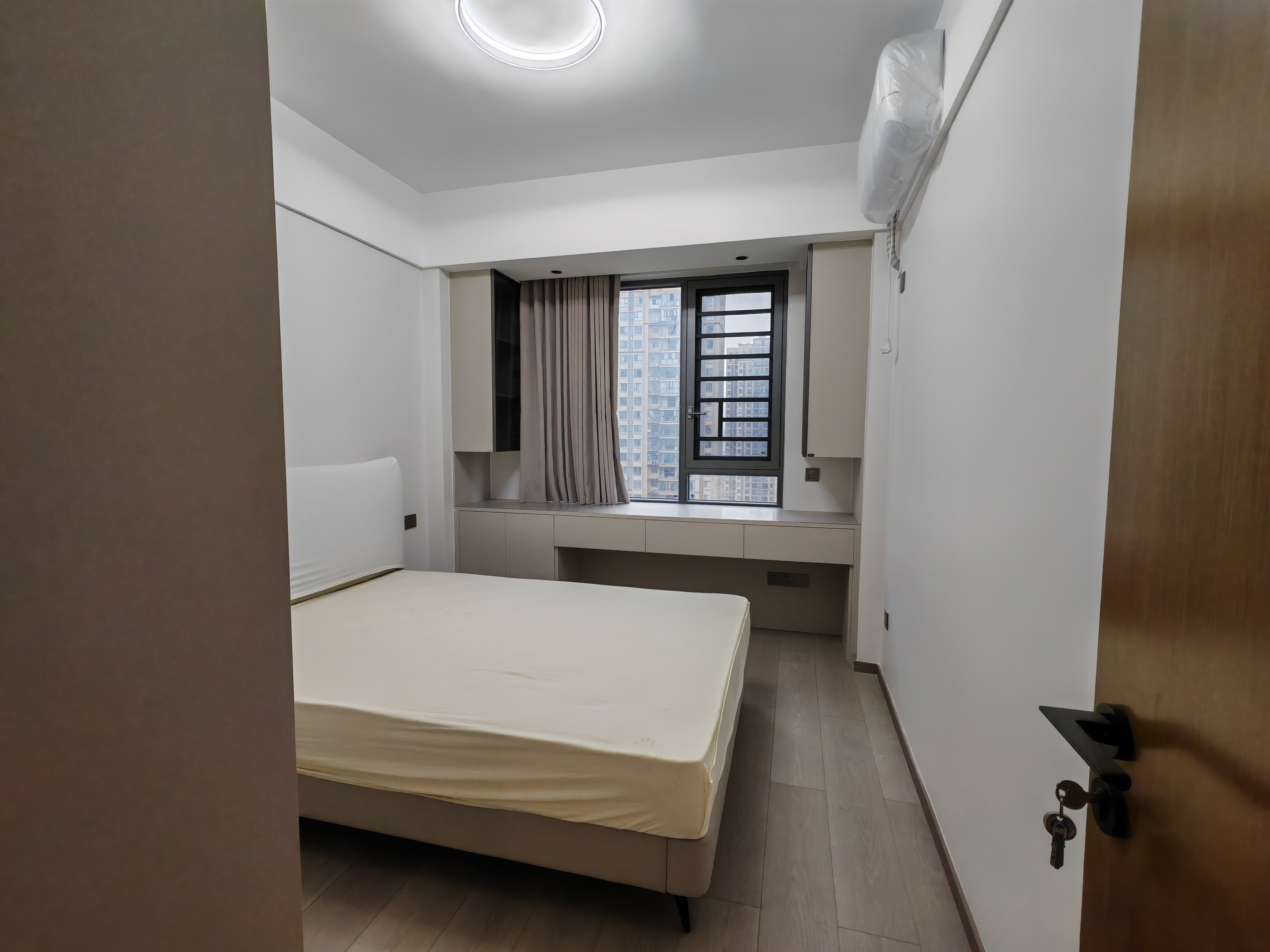 鹏成清华府专梯专户精装修大三室两厅两卫，南北通透户型看房方便，看房电话18307150819