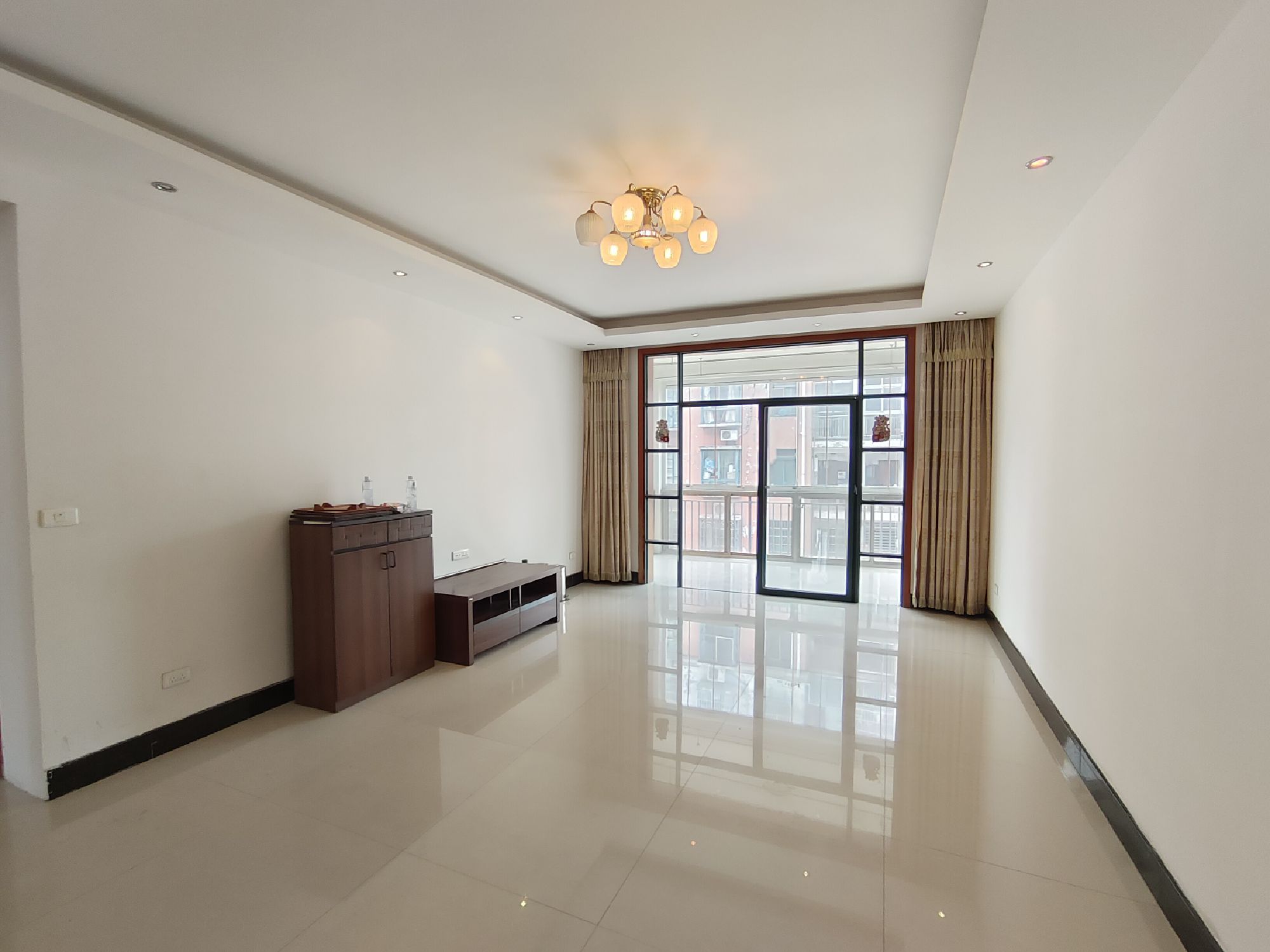 怡景花园·2室2厅·中间楼层，拎包入住，有钥匙，价格27万