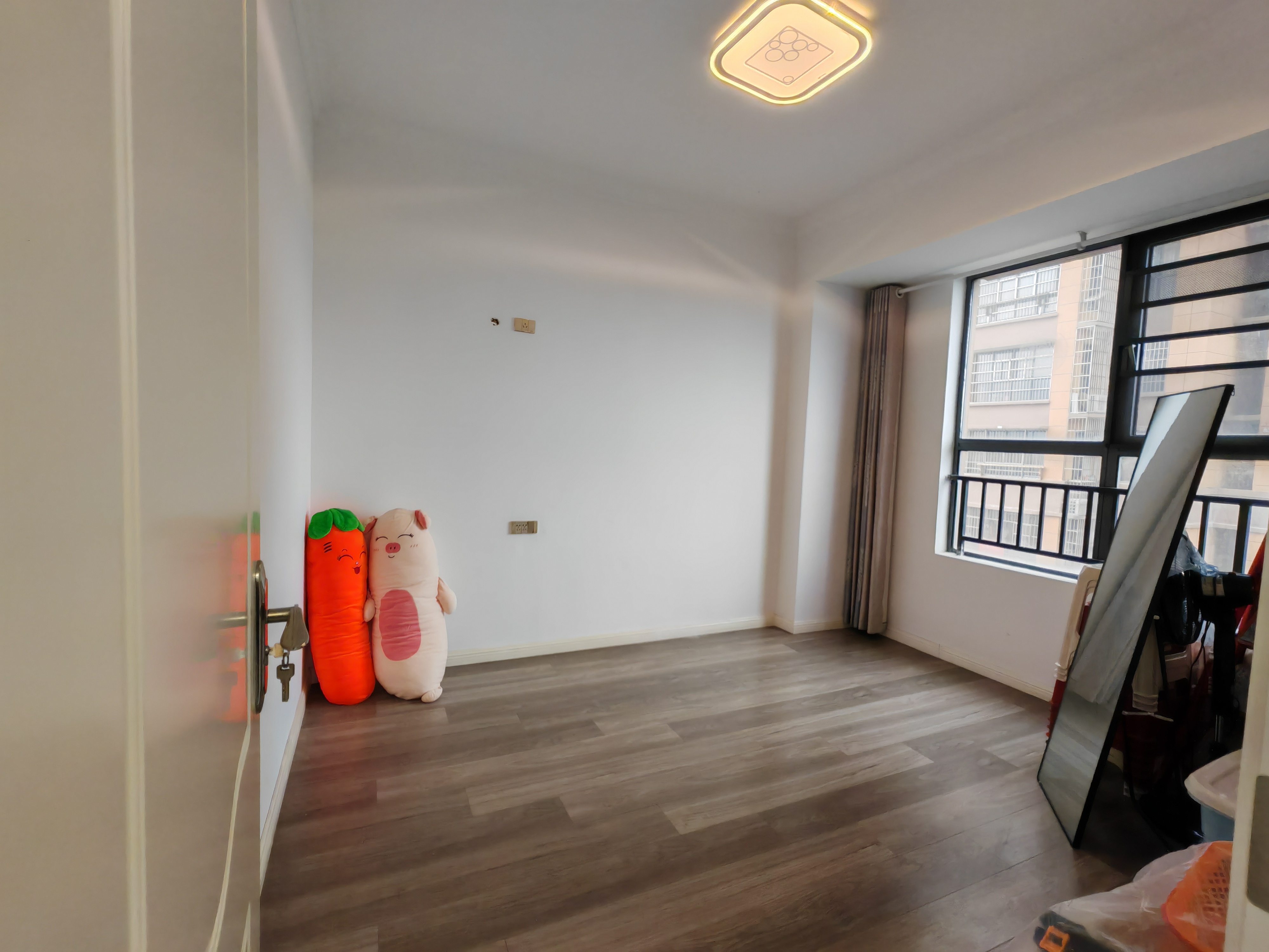 鹏成新都汇四室两厅两卫，婚房装修，9.9成新，诚意出售有钥匙看房，看房电话183071500819