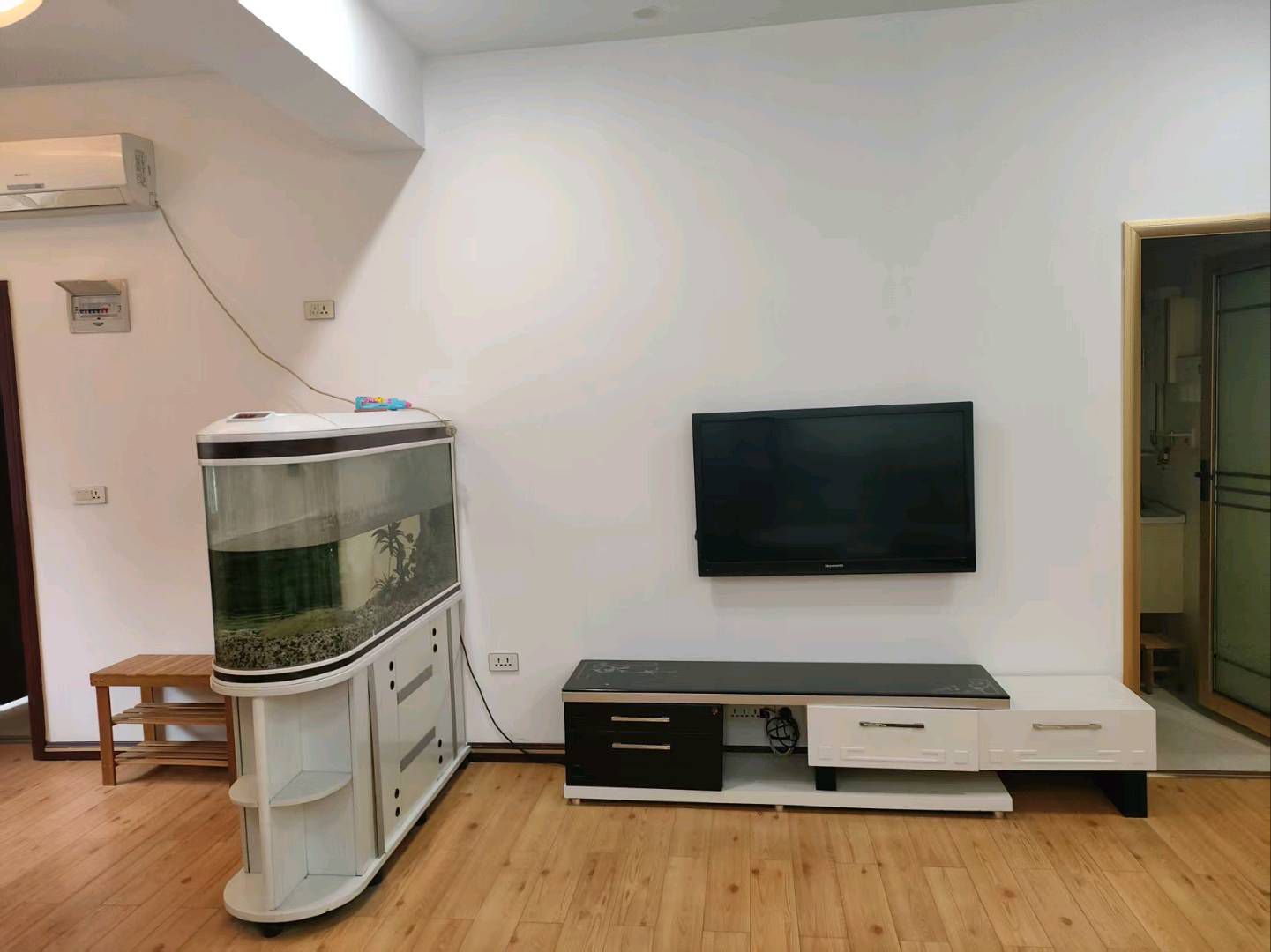 新福佳超市对面·二楼好房子出租·1000/月