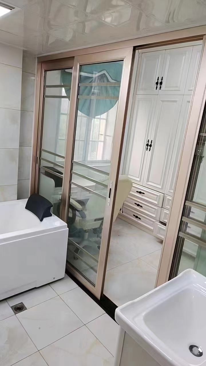 东洲大厦3室2厅交通便利南北通透精装可拎包入住46万