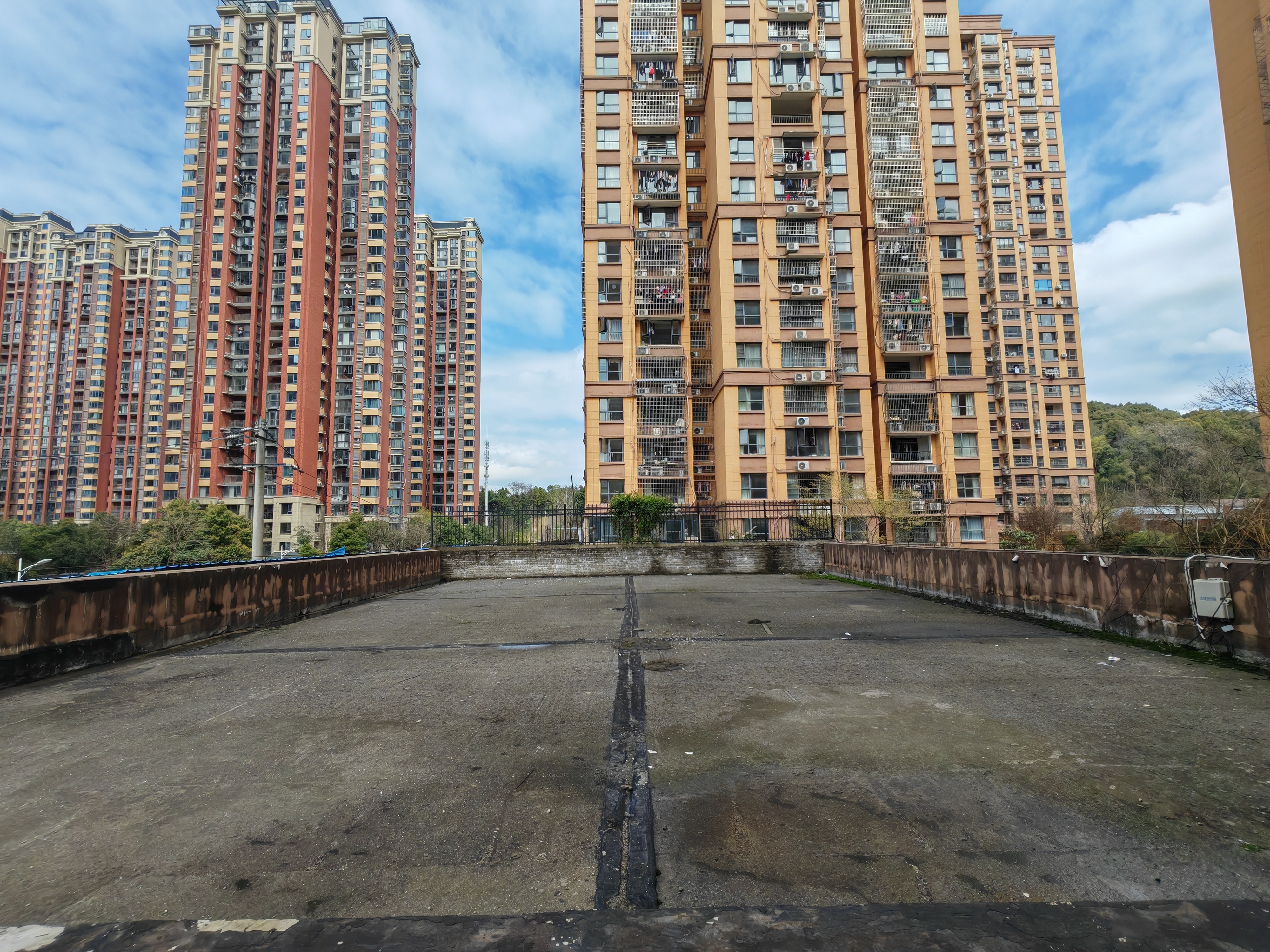 鹏成新都会带两个超大平台，四室两厅两卫，49万，急售，证件齐全，看房电话18307150819