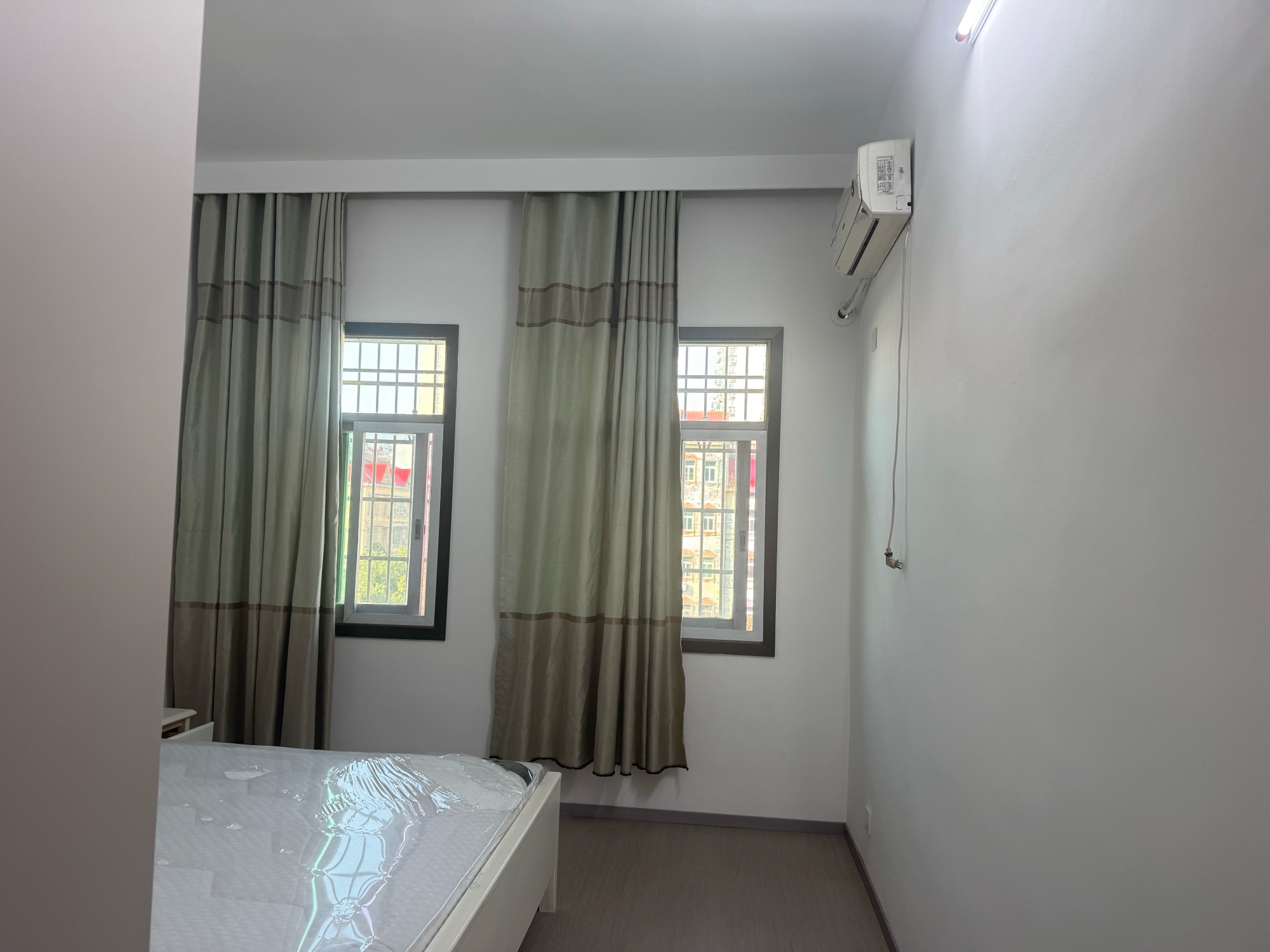 火车站小区·步梯四楼·两室两厅·好房出租1000/月