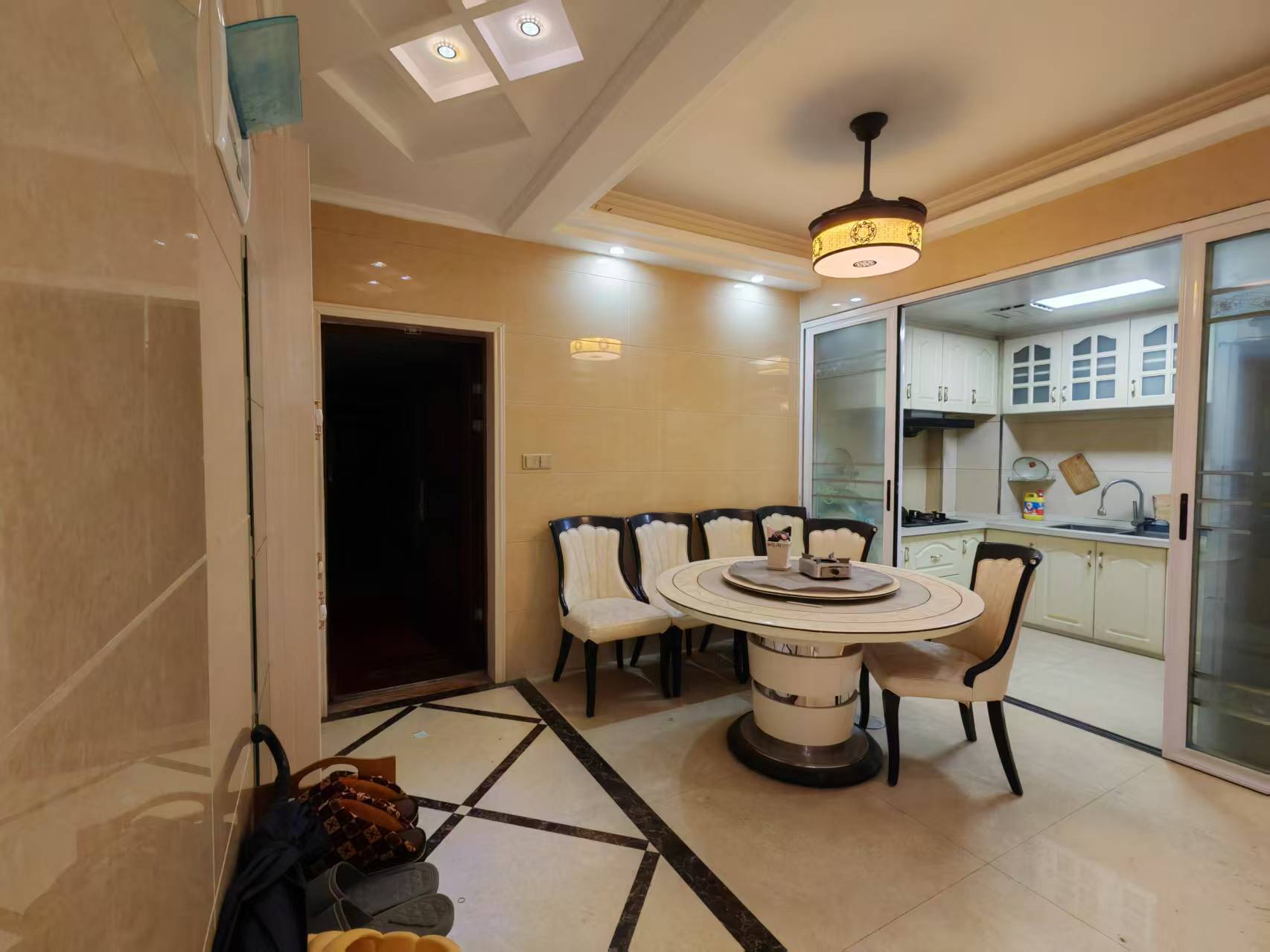 领秀城大三室两厅，138平，55万，五小五中，有证，看房电话18307150819