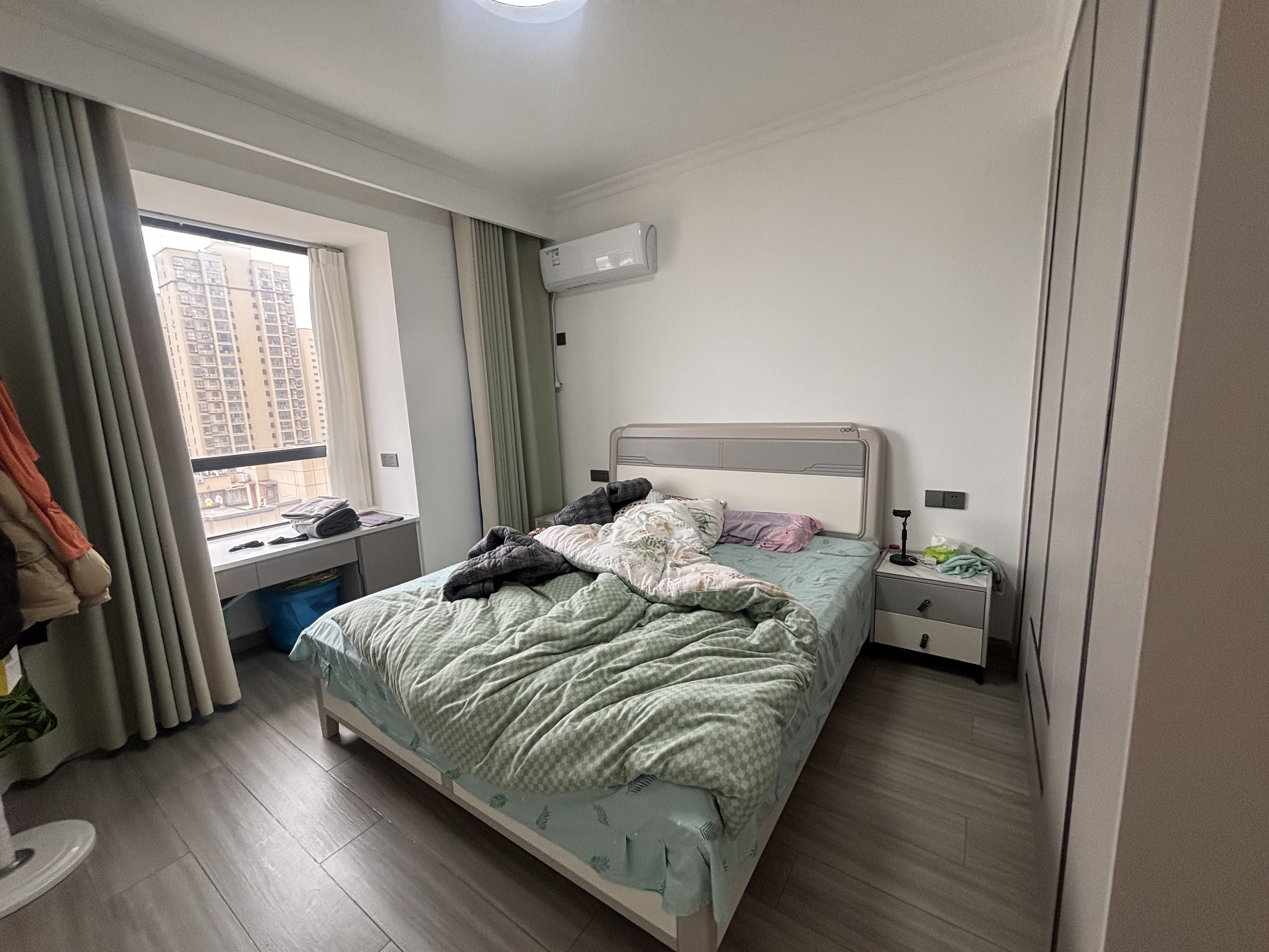 外国语对面同城上都精装修大三房，业主急售，看房方便，看房电话18307150819