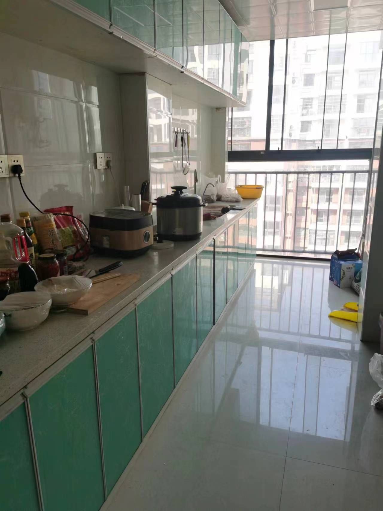 众城国际·130平·三室两厅·家电齐全·租1600/月