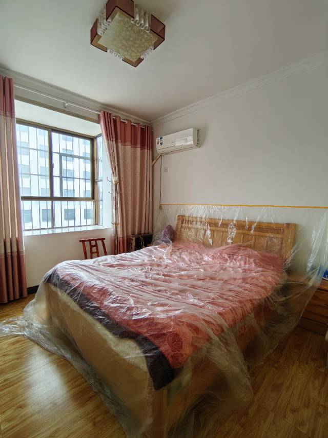 石油公司。131平，带一楼车库出售。证件满二