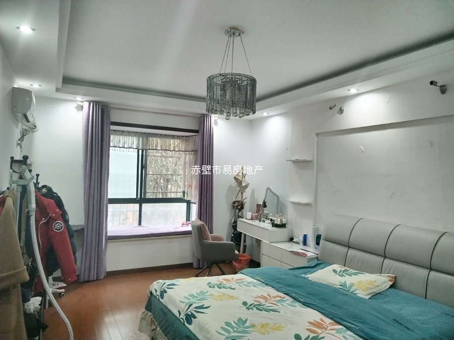 外滩网红桥附近·139平方二楼·全新装修·报价39.8万