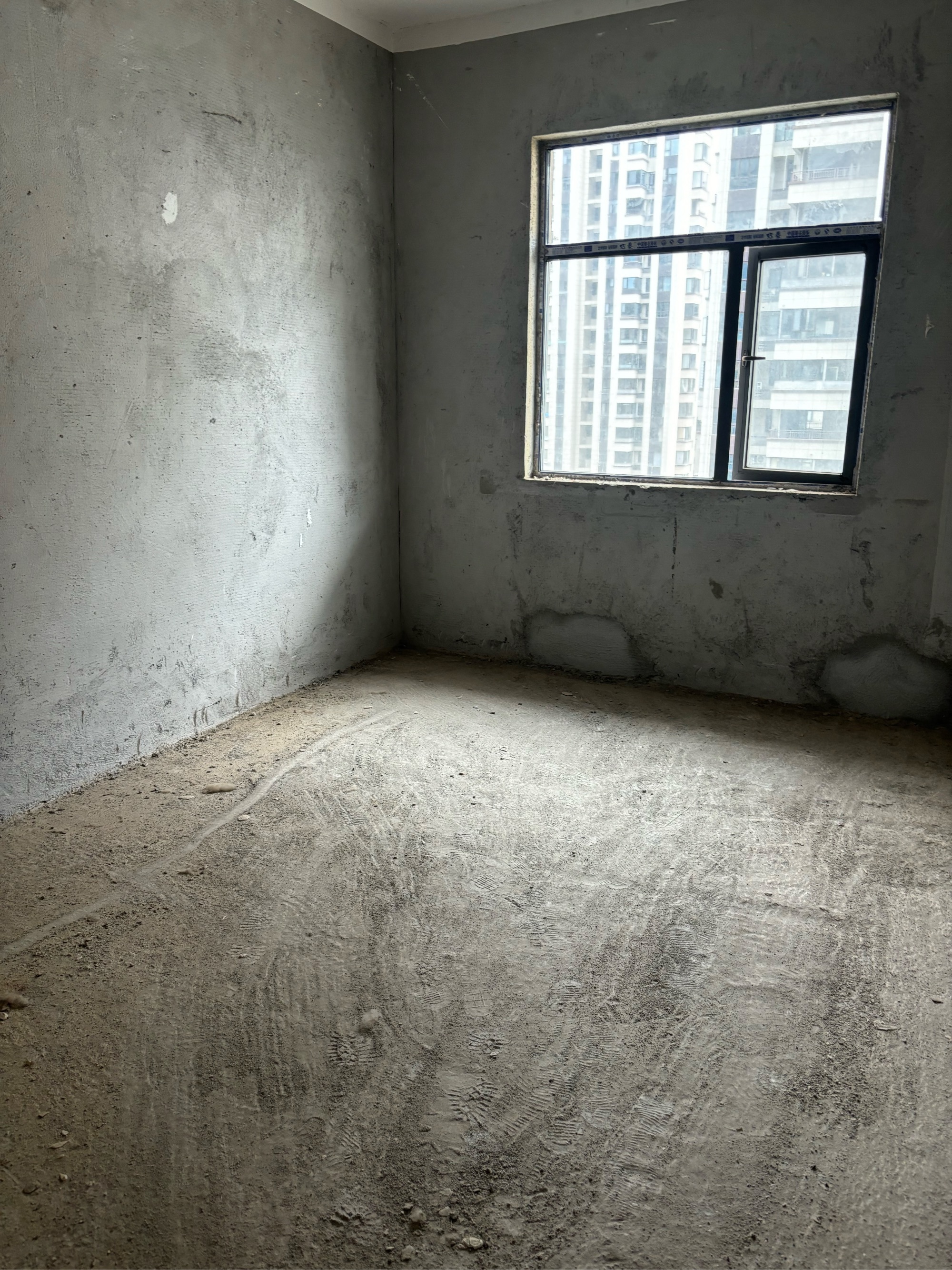 同城上都，3室2厅，毛坯房，价格美丽42万有钥匙。可以看房