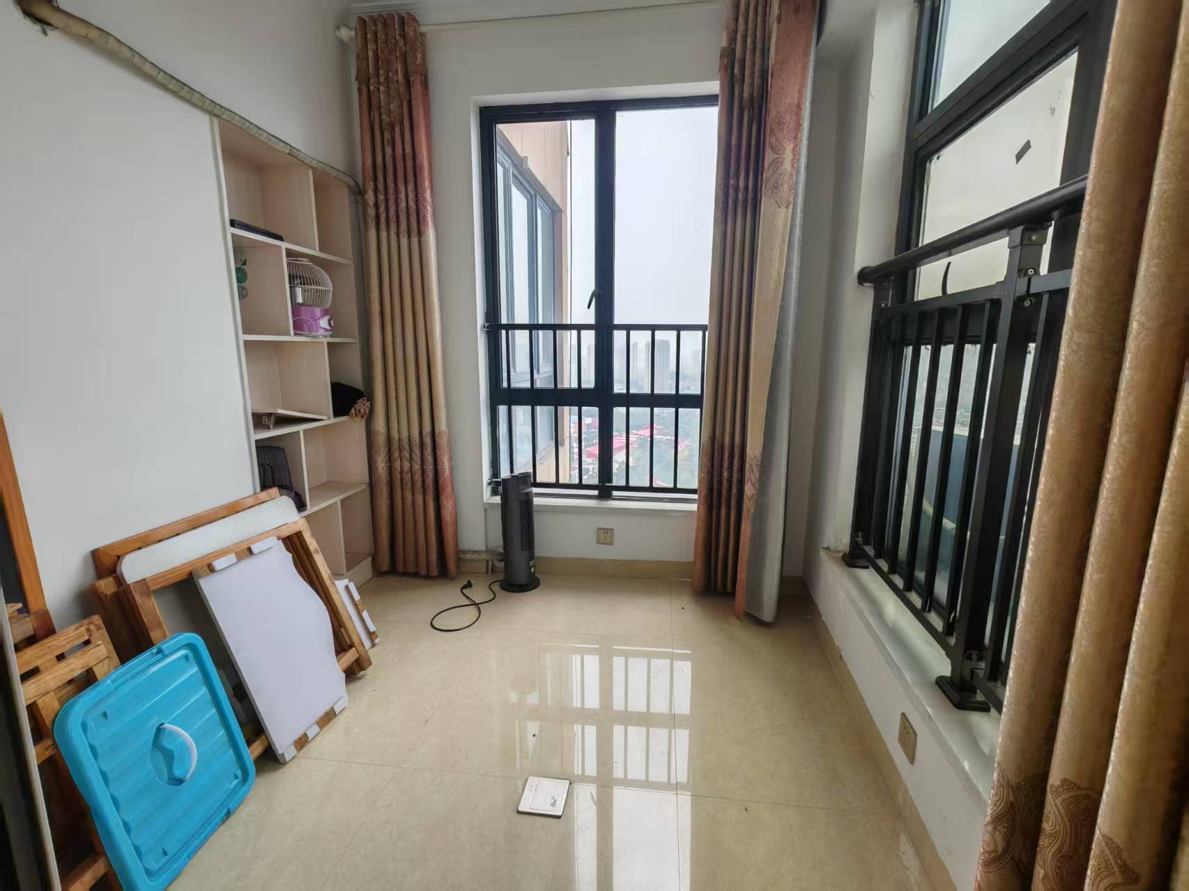 领秀城大三室两厅，138平，55万，五小五中，有证，看房电话18307150819