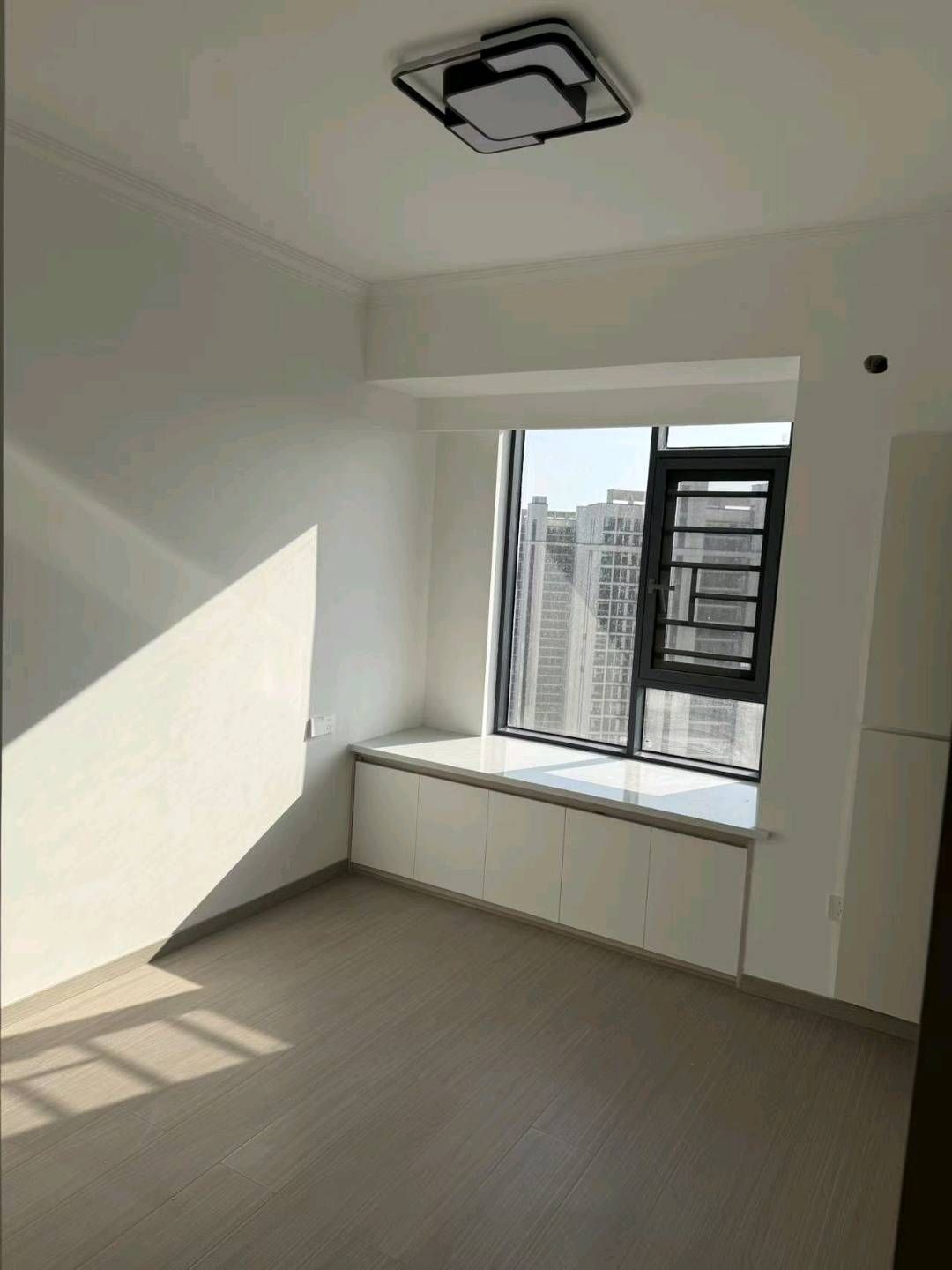 憬泓佳苑·装修自住房·初次出租1600/月·东西可配